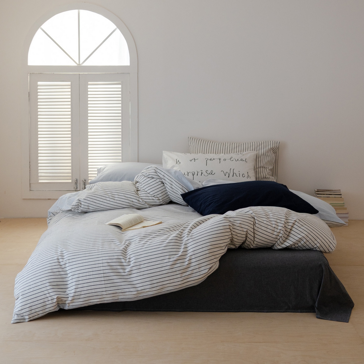 91家纺网 家纺一手货源 找家纺 艾沁家纺 2026新款全棉色织水洗棉格子条纹混搭四件套 北海道-枕套（白条+浅蓝）