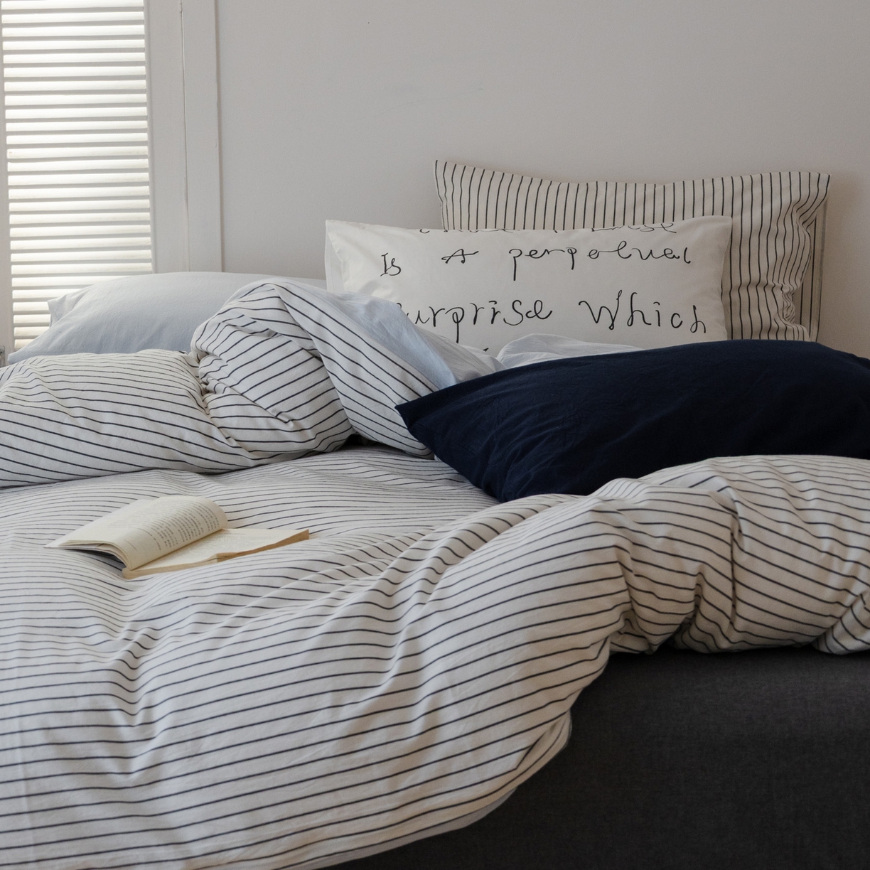 91家纺网 家纺一手货源 找家纺 艾沁家纺 2026新款全棉色织水洗棉格子条纹混搭四件套 北海道-枕套（白条+浅蓝）