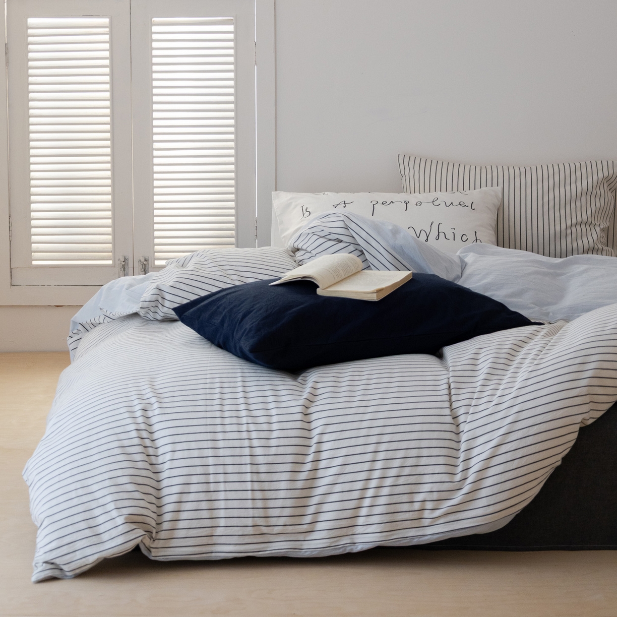 91家纺网 家纺一手货源 找家纺 艾沁家纺 2026新款全棉色织水洗棉格子条纹混搭四件套 北海道-枕套（白条+浅蓝）