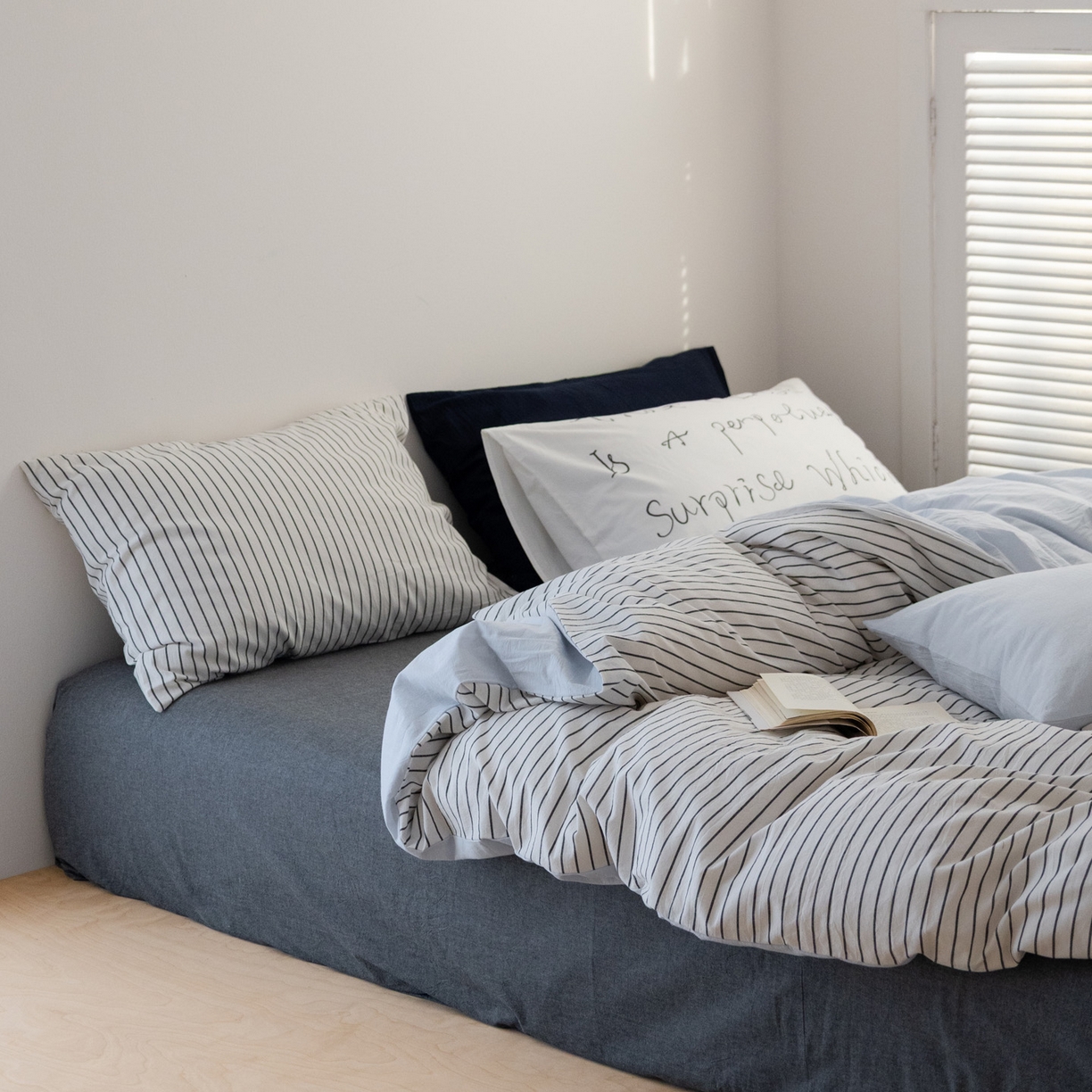 91家纺网 家纺一手货源 找家纺 艾沁家纺 2026新款全棉色织水洗棉格子条纹混搭四件套 北海道-枕套（浅蓝+藏蓝）