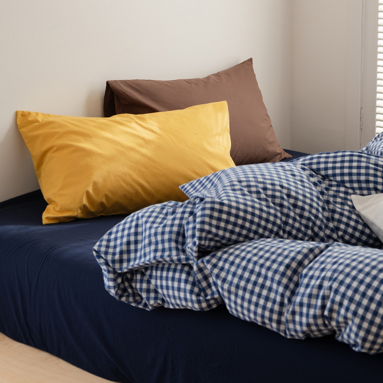 91家纺网 家纺一手货源 找家纺 艾沁家纺 2026新款全棉色织水洗棉格子条纹混搭四件套 佛罗伦萨-枕套（姜黄+天真蓝）