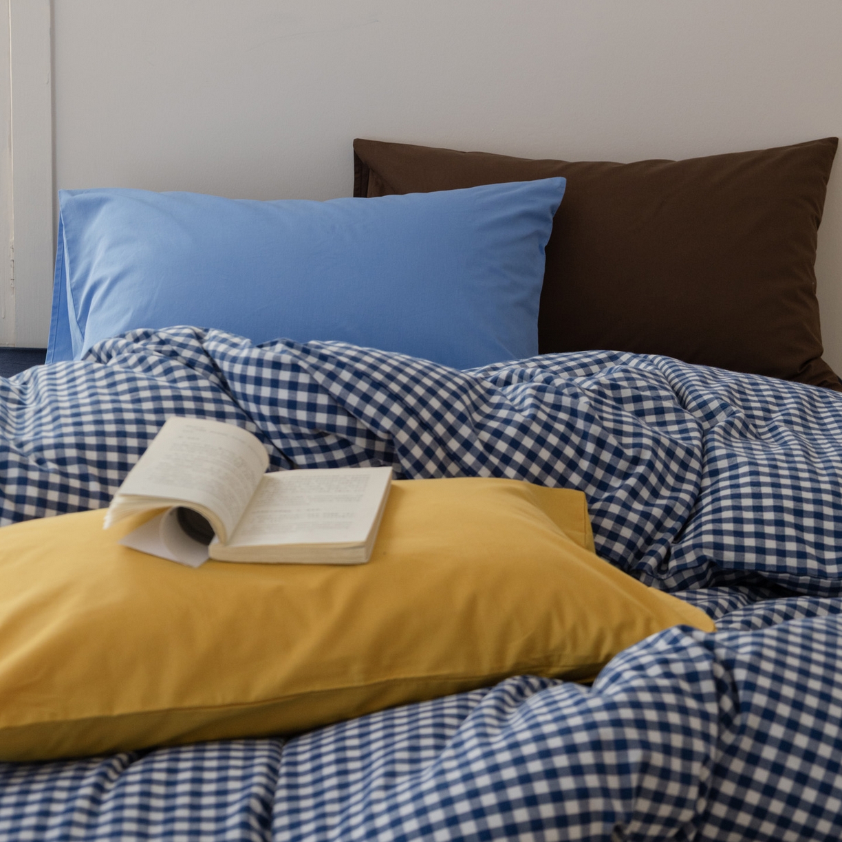 91家纺网 家纺一手货源 找家纺 艾沁家纺 2026新款全棉色织水洗棉格子条纹混搭四件套 佛罗伦萨-枕套（姜黄+巧克力）