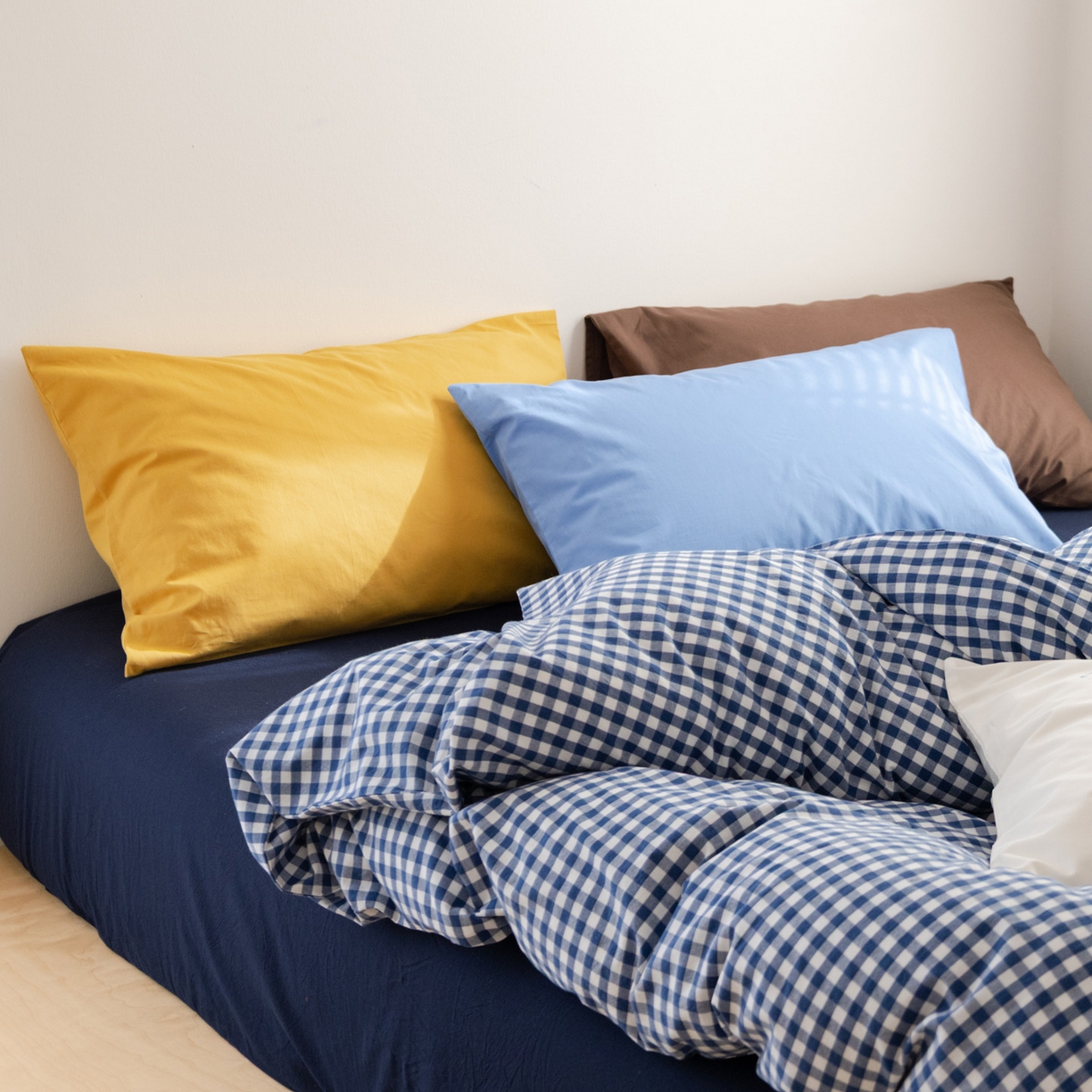 91家纺网 家纺一手货源 找家纺 艾沁家纺 2026新款全棉色织水洗棉格子条纹混搭四件套 佛罗伦萨-枕套（姜黄+巧克力）