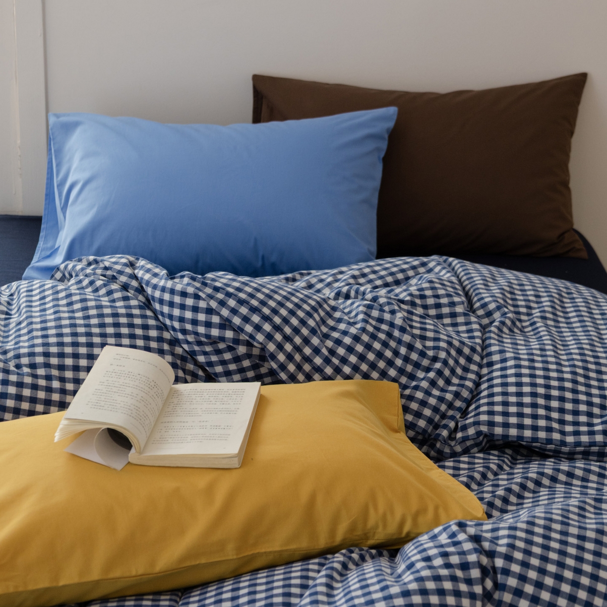 91家纺网 家纺一手货源 找家纺 艾沁家纺 2026新款全棉色织水洗棉格子条纹混搭四件套 佛罗伦萨-枕套（天真蓝+巧克力）