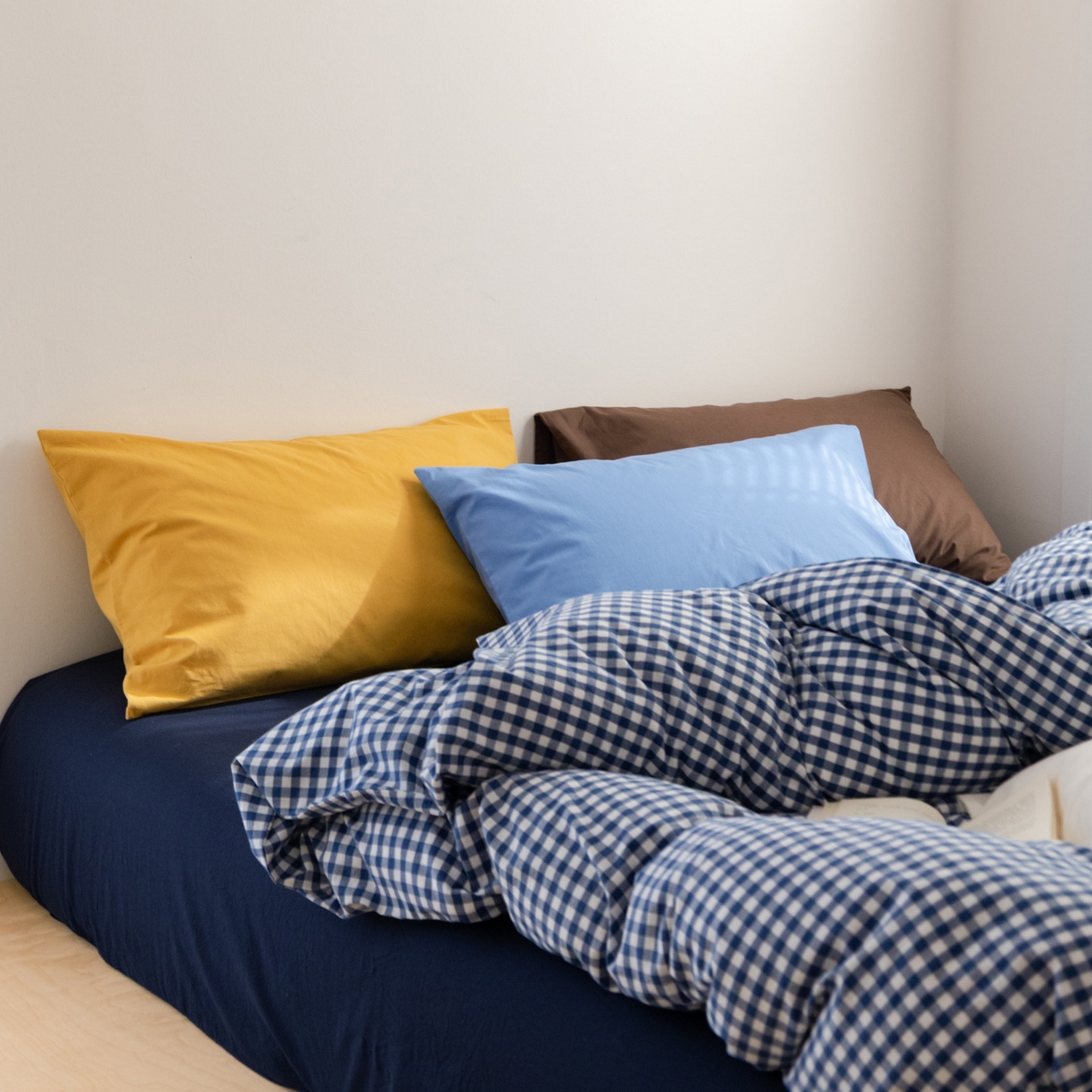 91家纺网 家纺一手货源 找家纺 艾沁家纺 2026新款全棉色织水洗棉格子条纹混搭四件套 佛罗伦萨-枕套（天真蓝+巧克力）