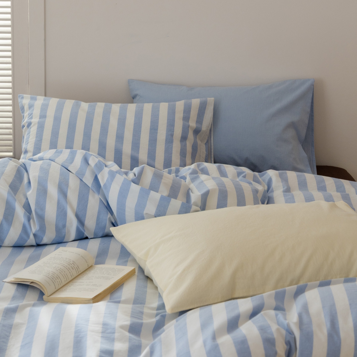 91家纺网 家纺一手货源 找家纺 艾沁家纺 2026新款全棉色织水洗棉格子条纹混搭四件套 优山美地-枕套（蓝条+奶黄）
