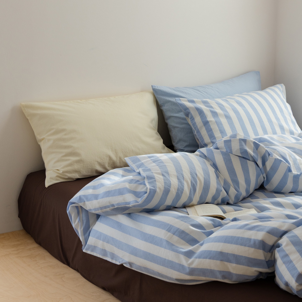 91家纺网 家纺一手货源 找家纺 艾沁家纺 2026新款全棉色织水洗棉格子条纹混搭四件套 优山美地-枕套（蓝条+奶黄）