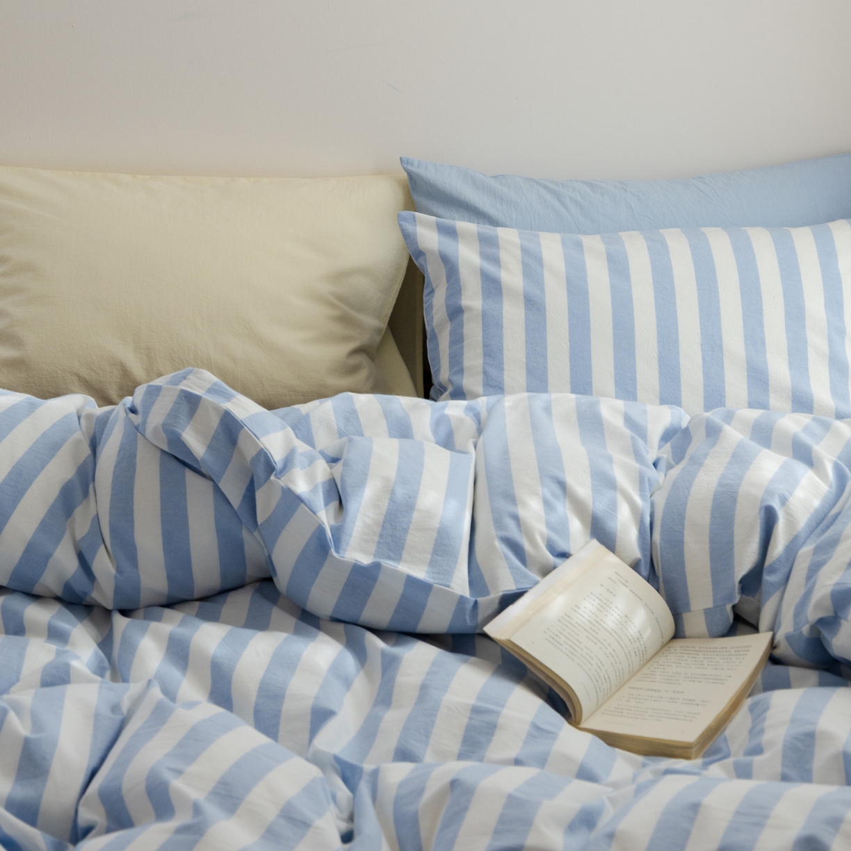 91家纺网 家纺一手货源 找家纺 艾沁家纺 2026新款全棉色织水洗棉格子条纹混搭四件套 优山美地-枕套（蓝条+浅蓝）
