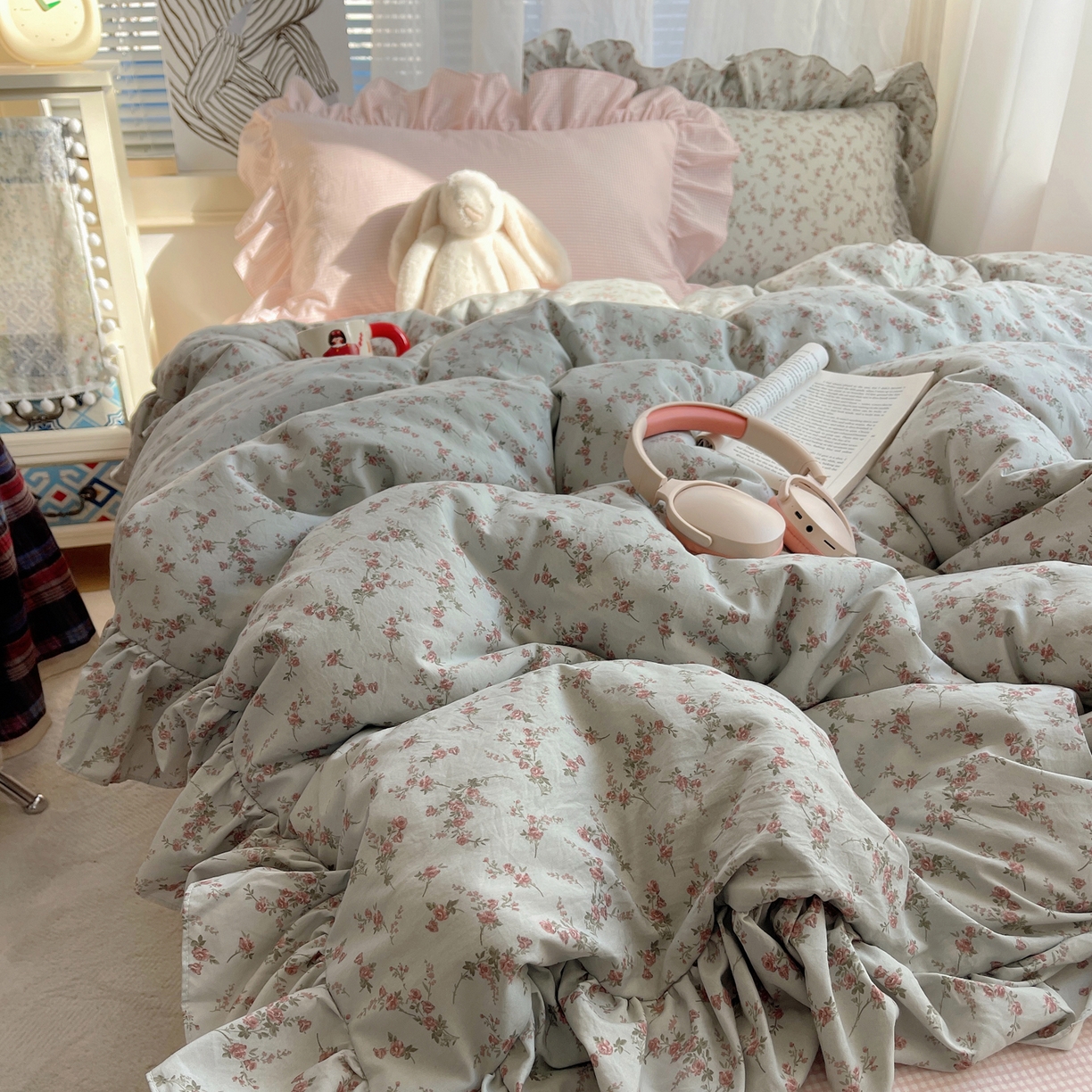 91家纺网 家纺一手货源 找家纺 三朵家纺 2026新款A类云柔水洗棉韩版法式花边云朵棉四件套 惜花灰绿