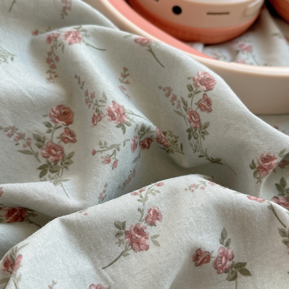 91家纺网 家纺一手货源 找家纺 三朵家纺 2026新款A类云柔水洗棉韩版法式花边云朵棉四件套 惜花灰绿