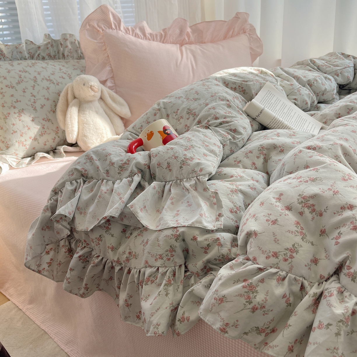 91家纺网 家纺一手货源 找家纺 三朵家纺 2026新款A类云柔水洗棉韩版法式花边云朵棉四件套 惜花灰绿