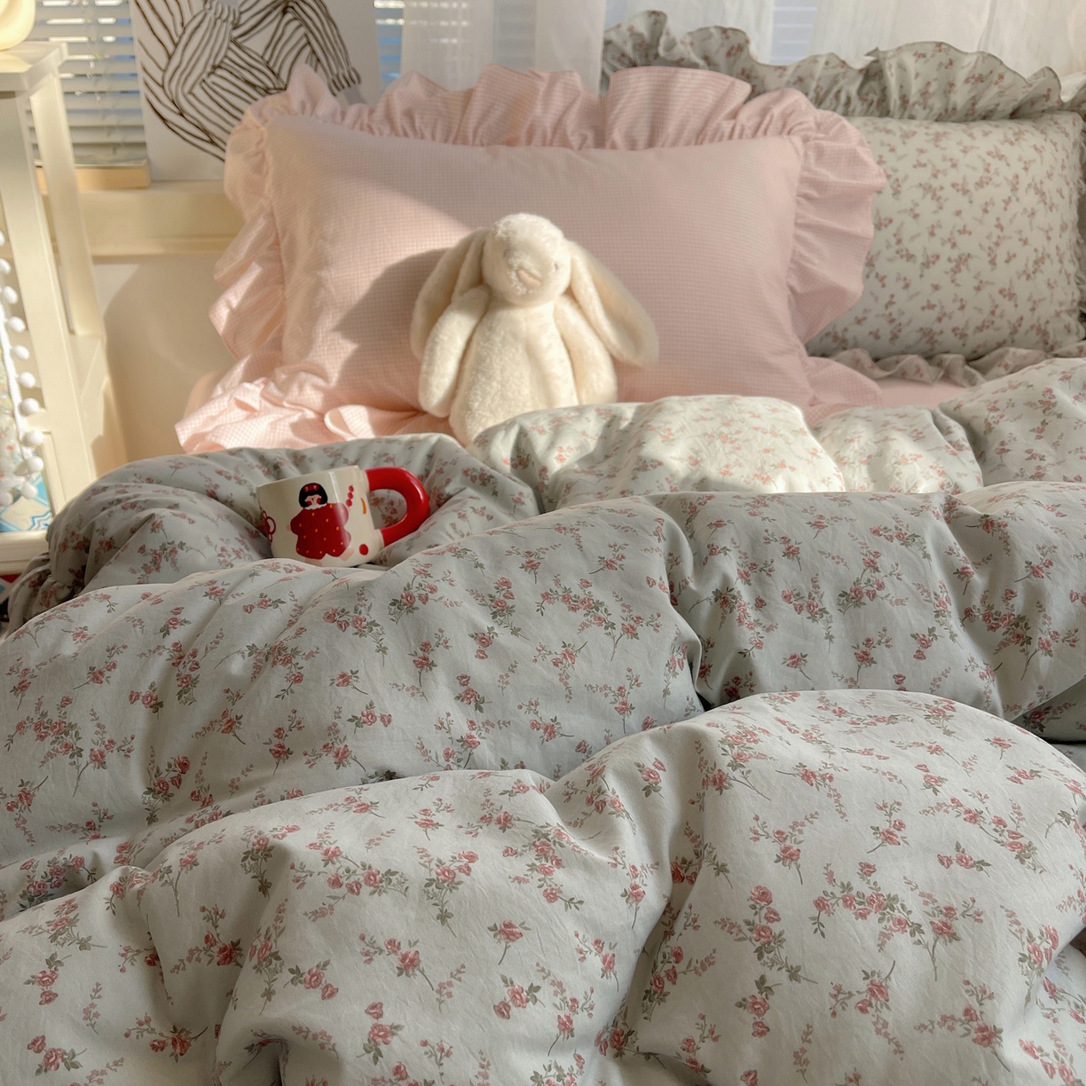 91家纺网 家纺一手货源 找家纺 三朵家纺 2026新款A类云柔水洗棉韩版法式花边云朵棉四件套 惜花灰绿