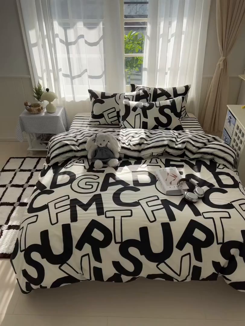 91家纺网 家纺一手货源 找家纺 曼之夏 2026新款全棉印花花卉四件套 字母游戏