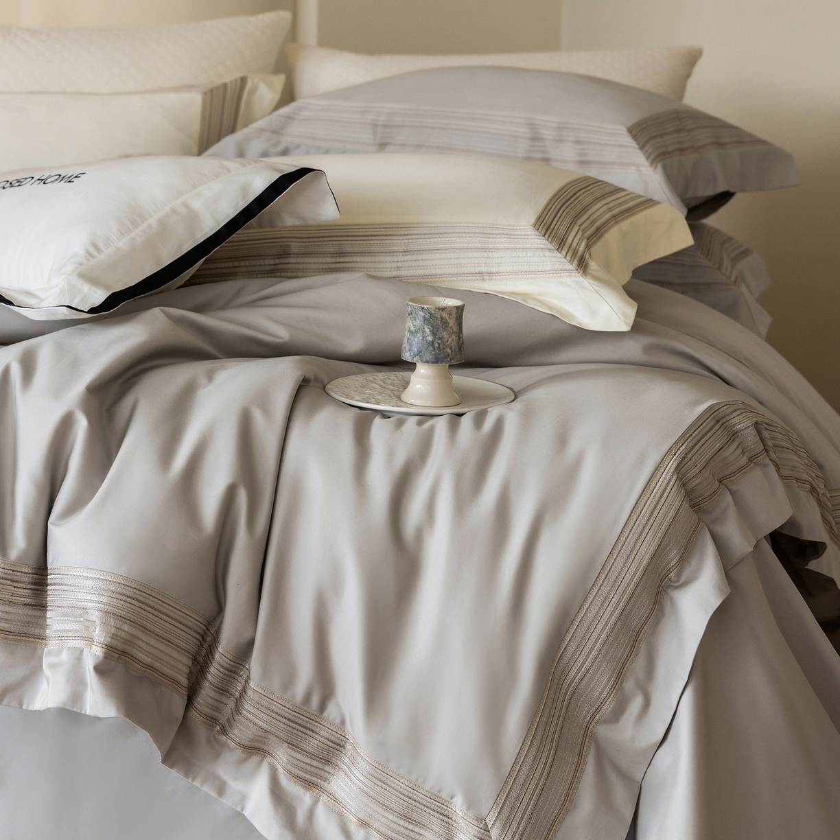 91家纺网 家纺一手货源 找家纺 （总）初拾 2026新款全棉纯棉简约刺绣老钱风四件套—圣托里尼