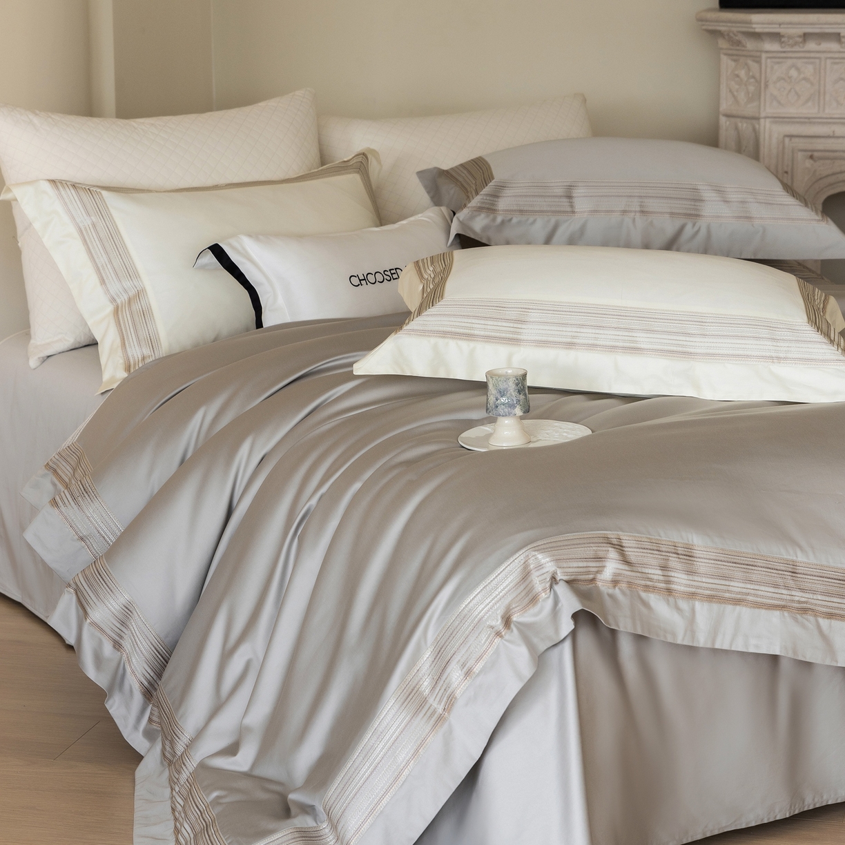 91家纺网 家纺一手货源 找家纺 初拾 2026新款全棉纯棉简约刺绣老钱风四件套—圣托里尼 圣托里尼-高级灰