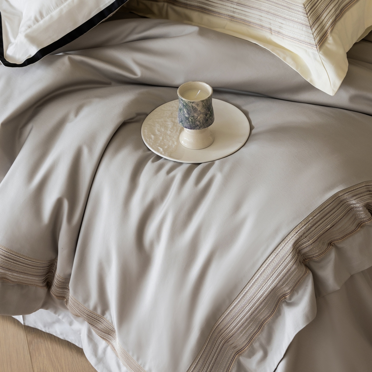 91家纺网 家纺一手货源 找家纺 初拾 2026新款全棉纯棉简约刺绣老钱风四件套—圣托里尼 圣托里尼-高级灰