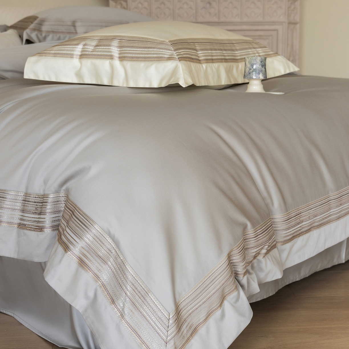 91家纺网 家纺一手货源 找家纺 初拾 2026新款全棉纯棉简约刺绣老钱风四件套—圣托里尼 圣托里尼-高级灰