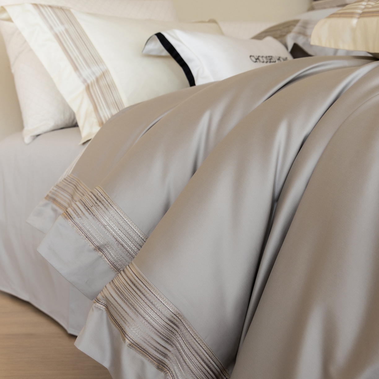 91家纺网 家纺一手货源 找家纺 初拾 2026新款全棉纯棉简约刺绣老钱风四件套—圣托里尼 圣托里尼-高级灰