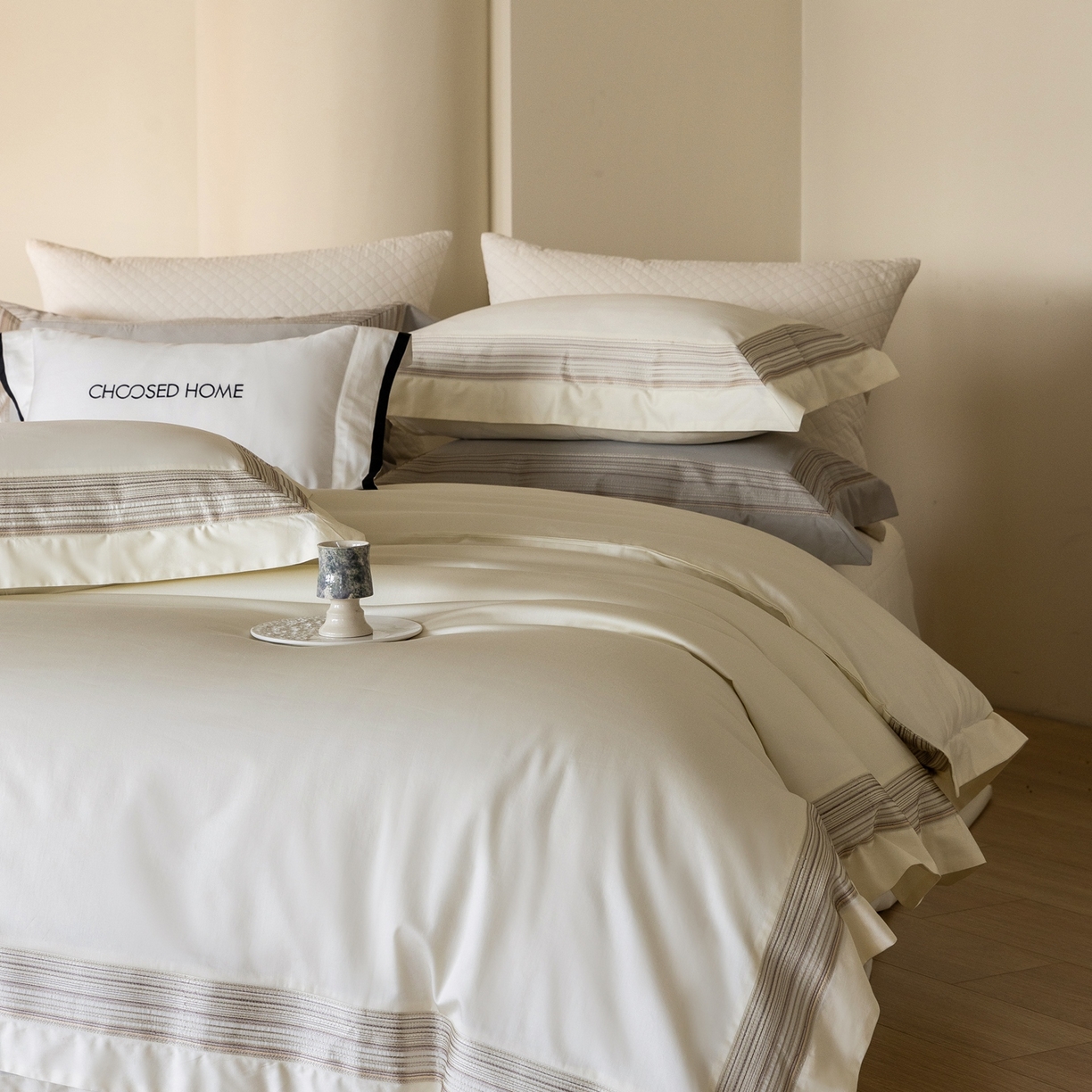 91家纺网 家纺一手货源 找家纺 初拾 2026新款全棉纯棉简约刺绣老钱风四件套—圣托里尼 圣托里尼-星光白