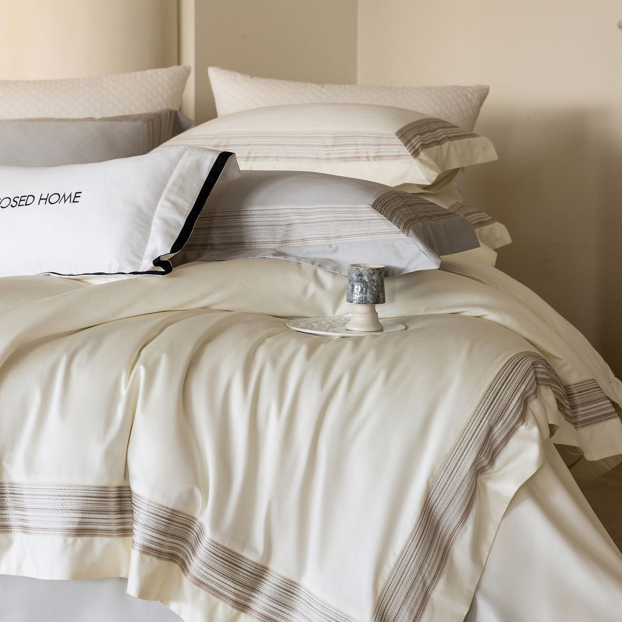 91家纺网 家纺一手货源 找家纺 初拾 2026新款全棉纯棉简约刺绣老钱风四件套—圣托里尼 圣托里尼-星光白