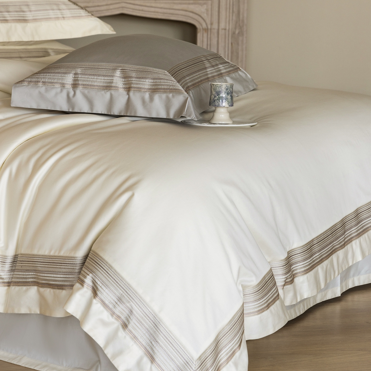 91家纺网 家纺一手货源 找家纺 初拾 2026新款全棉纯棉简约刺绣老钱风四件套—圣托里尼 圣托里尼-星光白