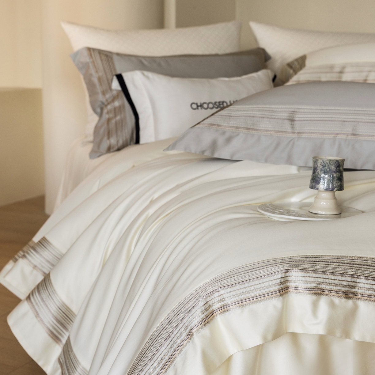 91家纺网 家纺一手货源 找家纺 初拾 2026新款全棉纯棉简约刺绣老钱风四件套—圣托里尼 圣托里尼-星光白