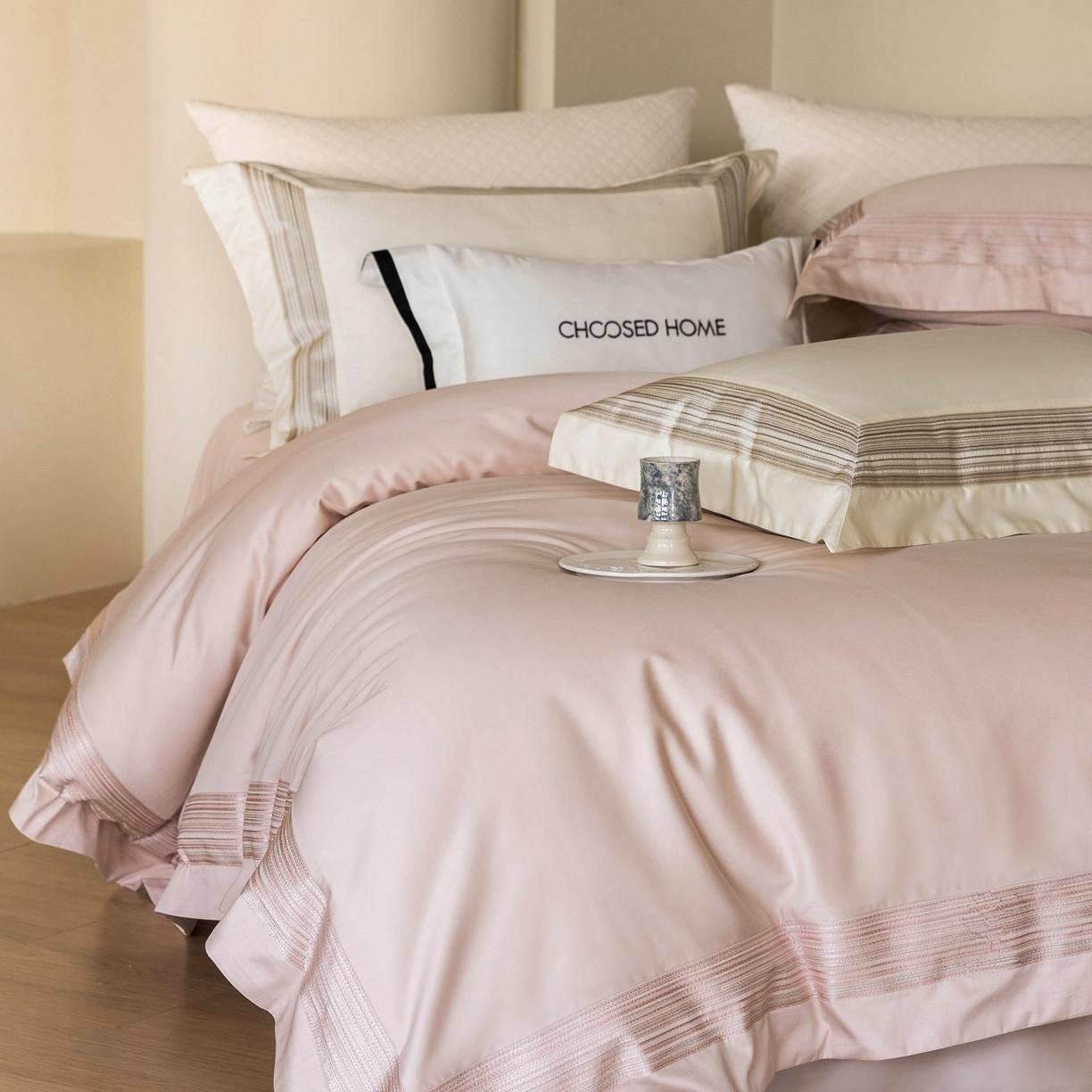 91家纺网 家纺一手货源 找家纺 初拾 2026新款全棉纯棉简约刺绣老钱风四件套—圣托里尼 圣托里尼-樱花粉