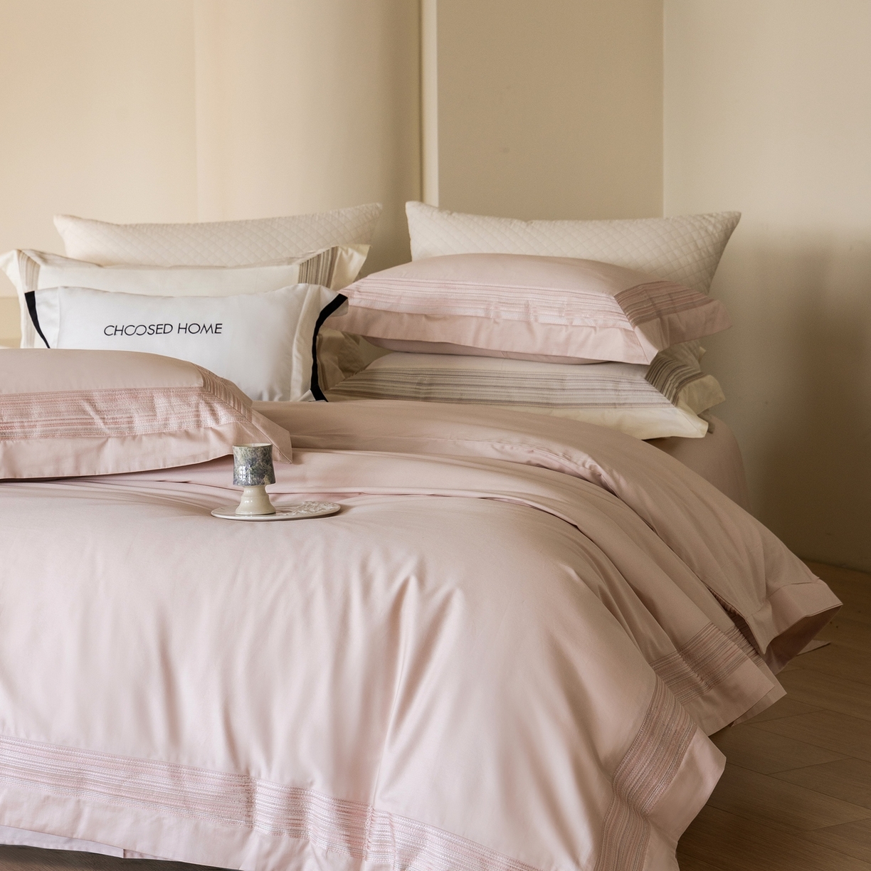 91家纺网 家纺一手货源 找家纺 初拾 2026新款全棉纯棉简约刺绣老钱风四件套—圣托里尼 圣托里尼-樱花粉