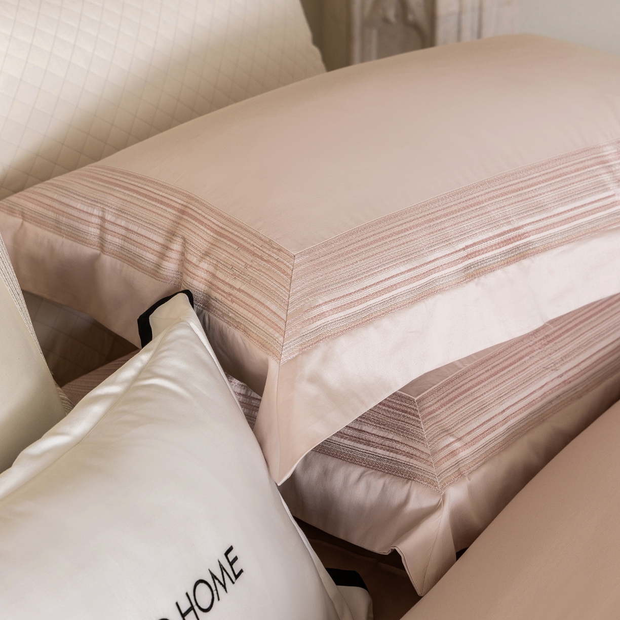 91家纺网 家纺一手货源 找家纺 初拾 2026新款全棉纯棉简约刺绣老钱风四件套—圣托里尼 圣托里尼-樱花粉