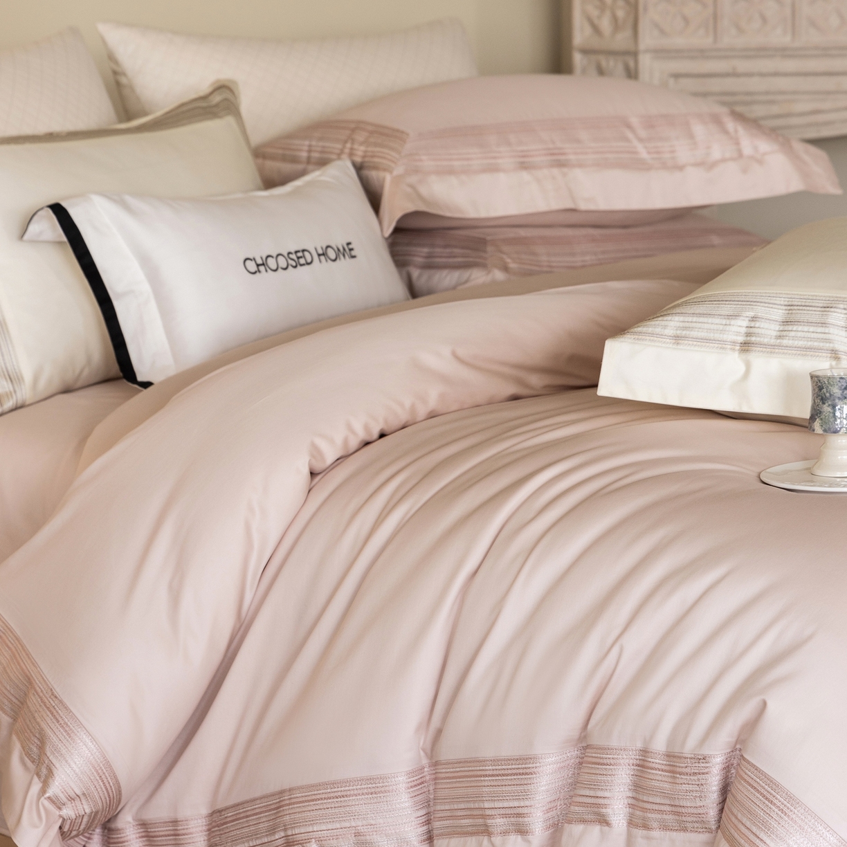 91家纺网 家纺一手货源 找家纺 初拾 2026新款全棉纯棉简约刺绣老钱风四件套—圣托里尼 圣托里尼-樱花粉