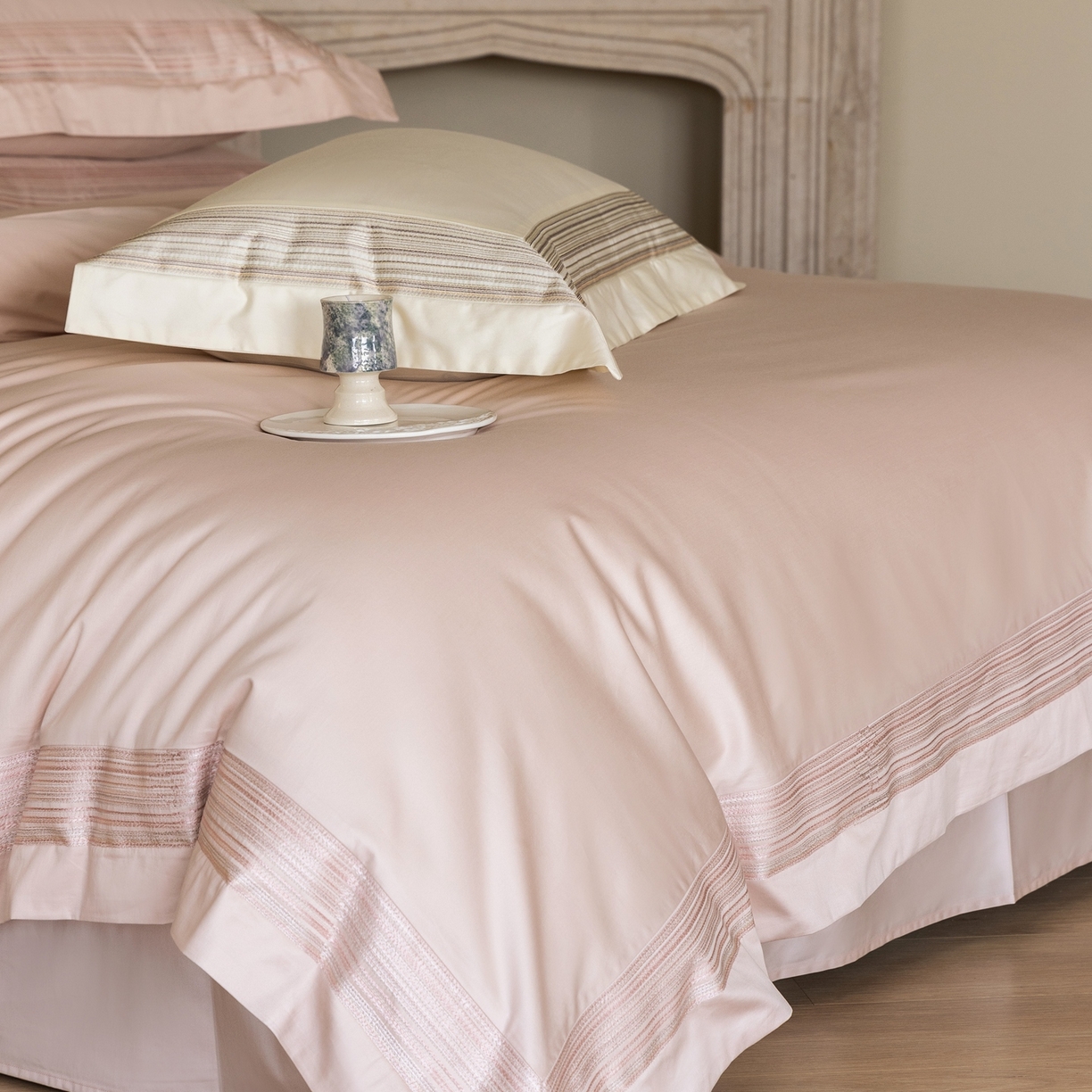 91家纺网 家纺一手货源 找家纺 初拾 2026新款全棉纯棉简约刺绣老钱风四件套—圣托里尼 圣托里尼-樱花粉