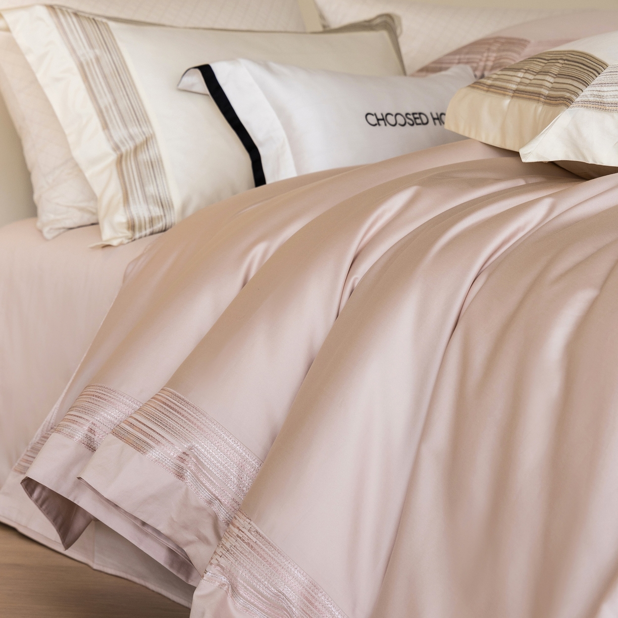 91家纺网 家纺一手货源 找家纺 初拾 2026新款全棉纯棉简约刺绣老钱风四件套—圣托里尼 圣托里尼-樱花粉