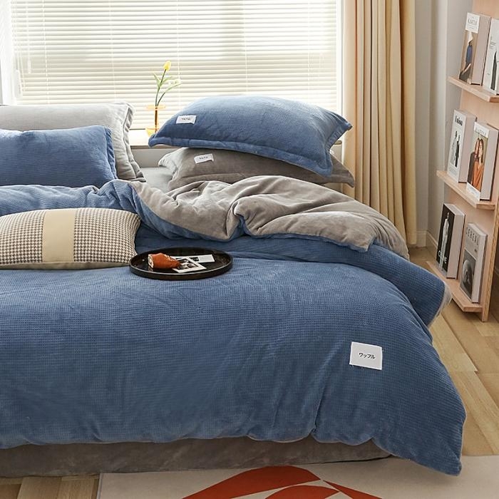 91家纺网 家纺一手货源 找家纺 日式无印风纯色拼色高克重230克宝宝绒牛奶绒华夫格四件套 天蓝色