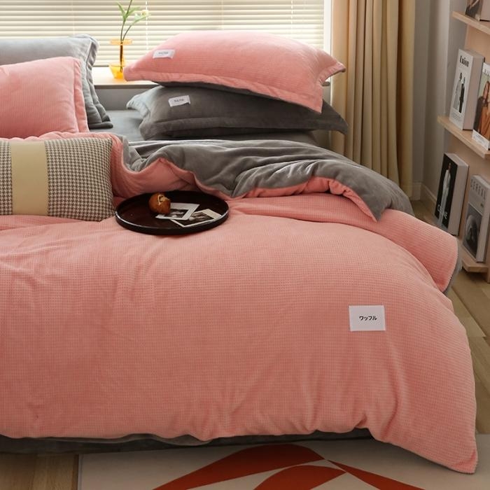 91家纺网 家纺一手货源 找家纺 日式无印风纯色拼色高克重230克宝宝绒牛奶绒华夫格四件套 豆沙色