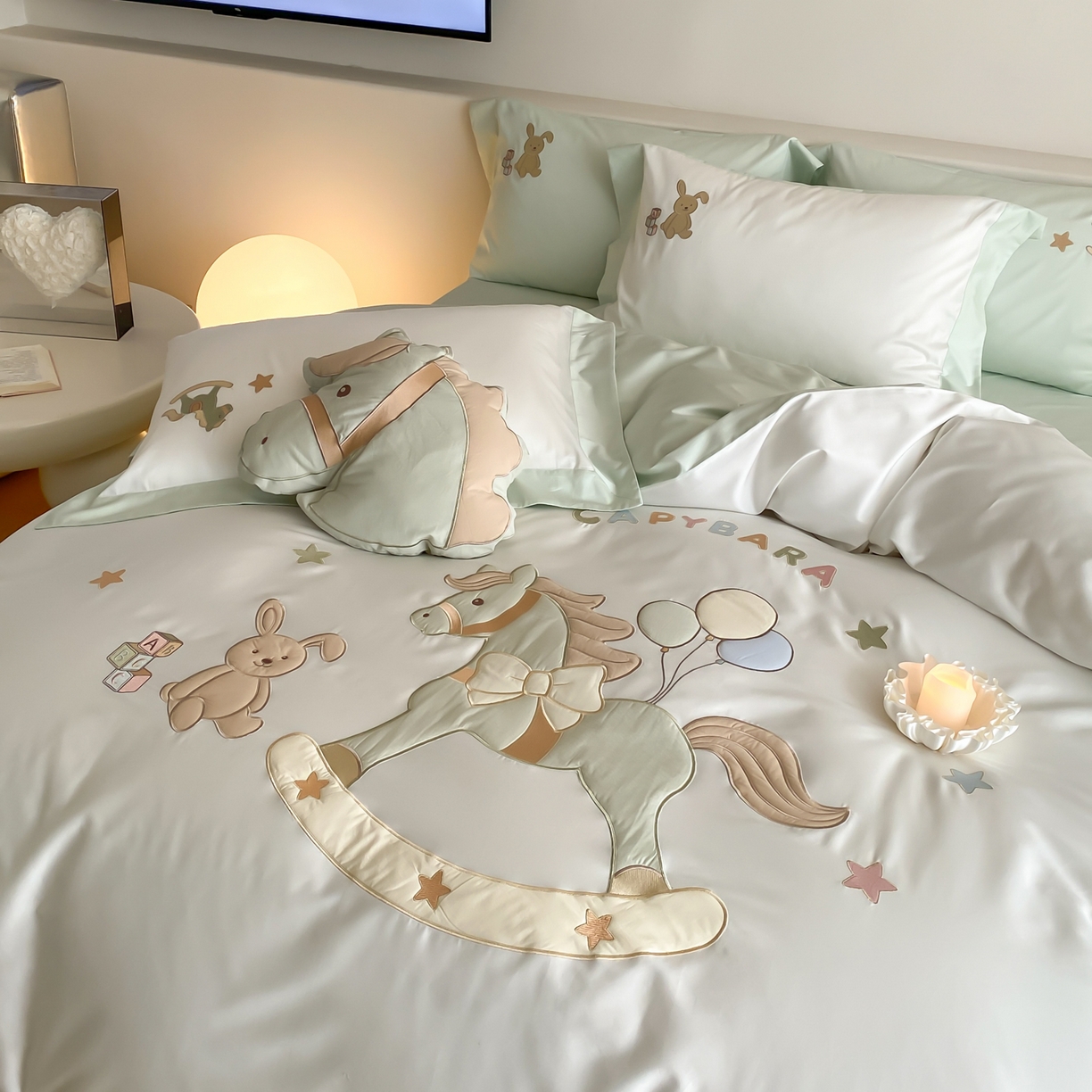 91家纺网 家纺一手货源 找家纺 （总）FORTWO家纺原创设计（FOR TWO家纺） 2026新款50长绒棉拼角贴布绣四件套-幸运木马