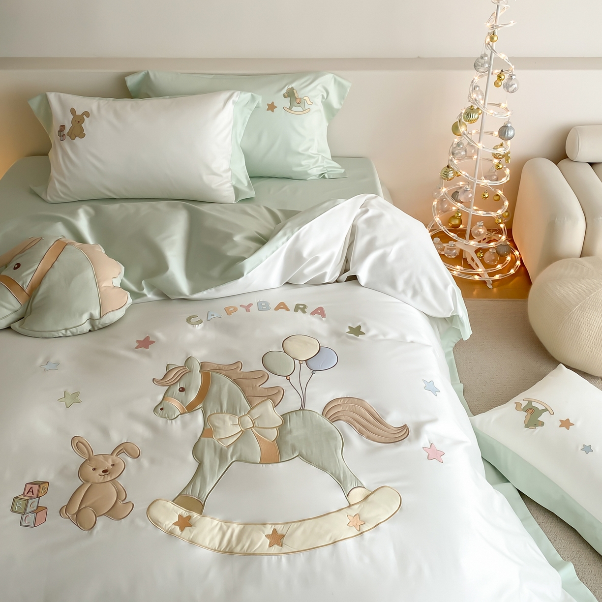 91家纺网 家纺一手货源 找家纺 （总）FORTWO家纺原创设计（FOR TWO家纺） 2026新款50长绒棉拼角贴布绣四件套-幸运木马