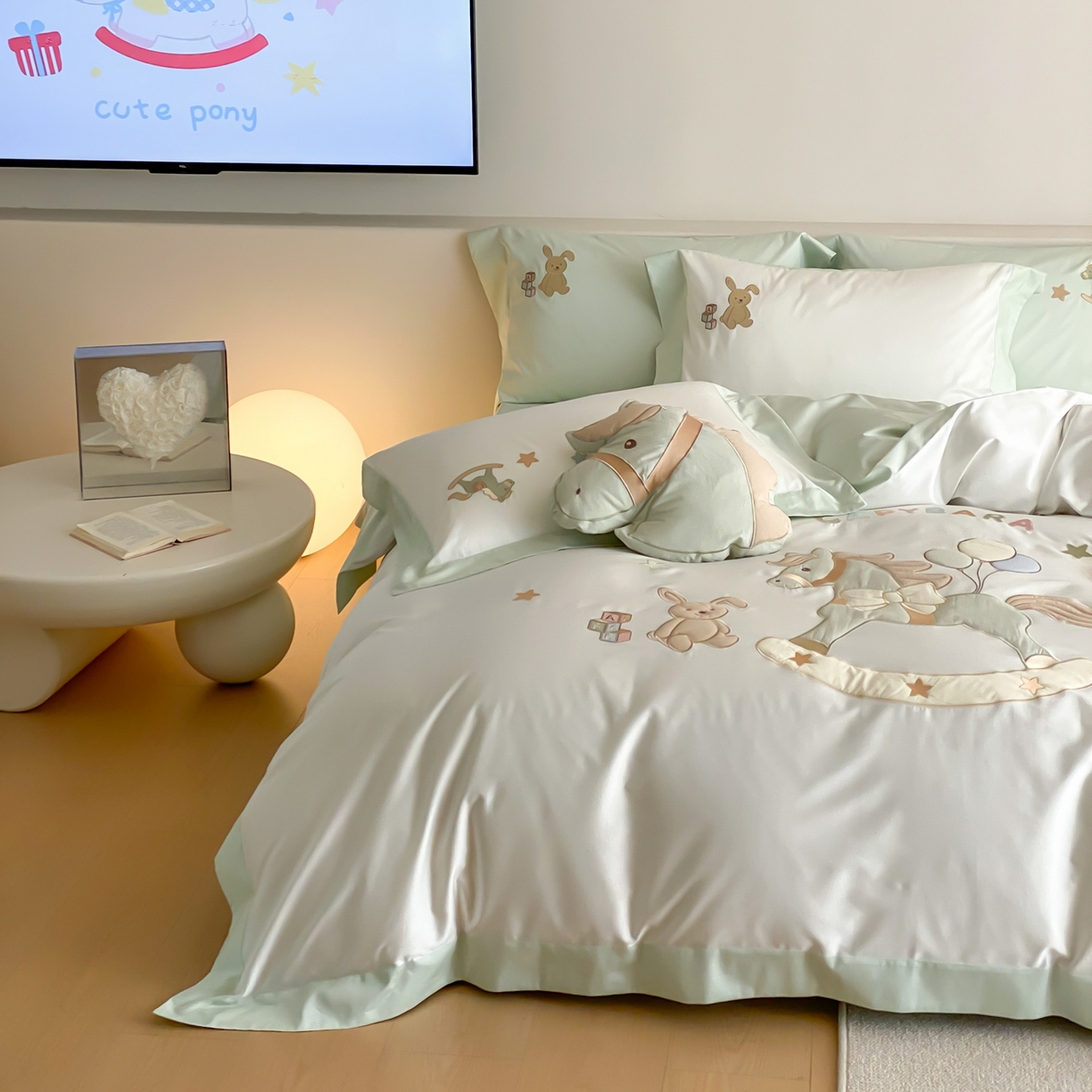 91家纺网 家纺一手货源 找家纺 （总）FORTWO家纺原创设计（FOR TWO家纺） 2026新款50长绒棉拼角贴布绣四件套-幸运木马