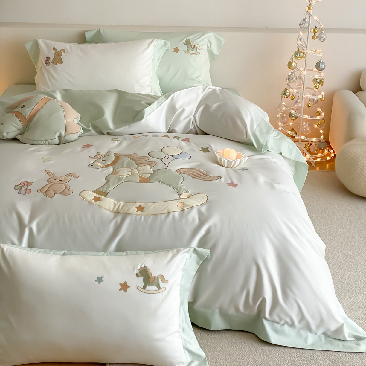 91家纺网 家纺一手货源 找家纺 （总）FORTWO家纺原创设计（FOR TWO家纺） 2026新款50长绒棉拼角贴布绣四件套-幸运木马