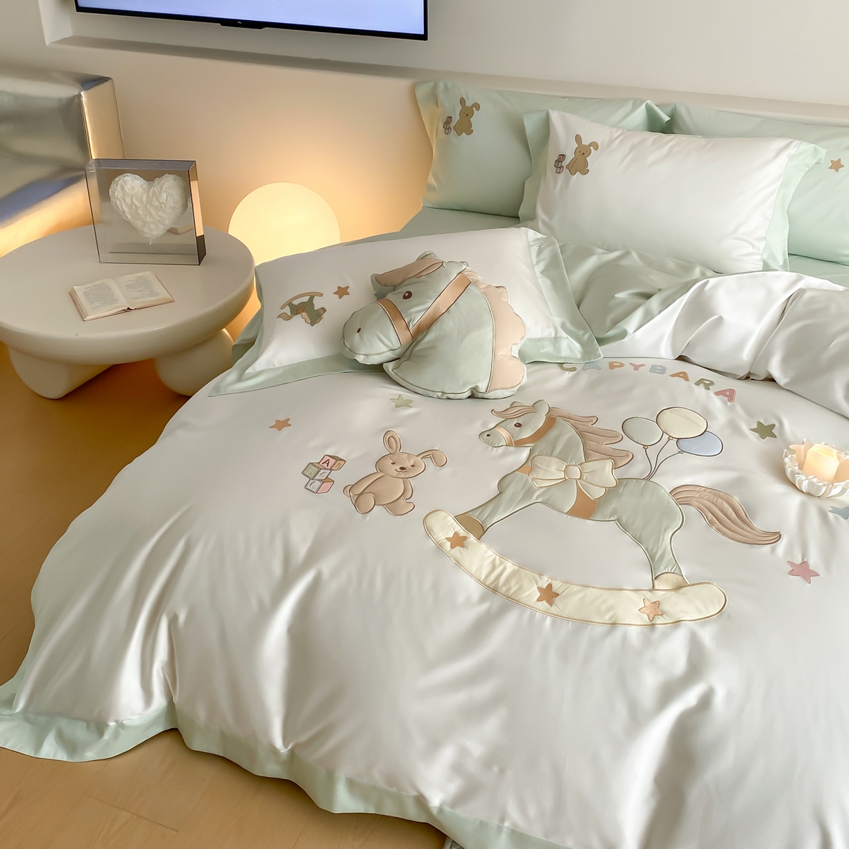 91家纺网 家纺一手货源 找家纺 （总）FORTWO家纺原创设计（FOR TWO家纺） 2026新款50长绒棉拼角贴布绣四件套-幸运木马