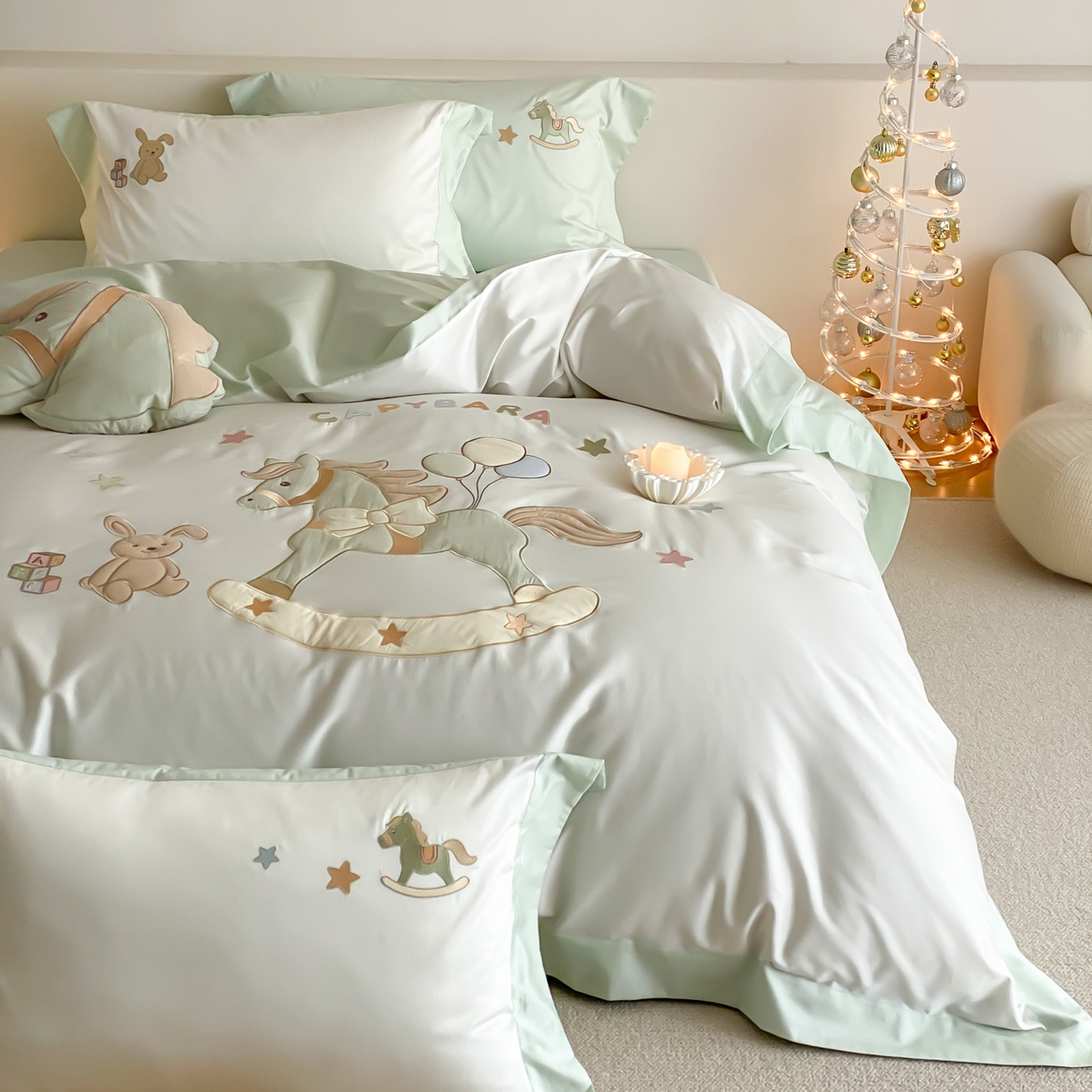 91家纺网 家纺一手货源 找家纺 （总）FORTWO家纺原创设计（FOR TWO家纺） 2026新款50长绒棉拼角贴布绣四件套-幸运木马