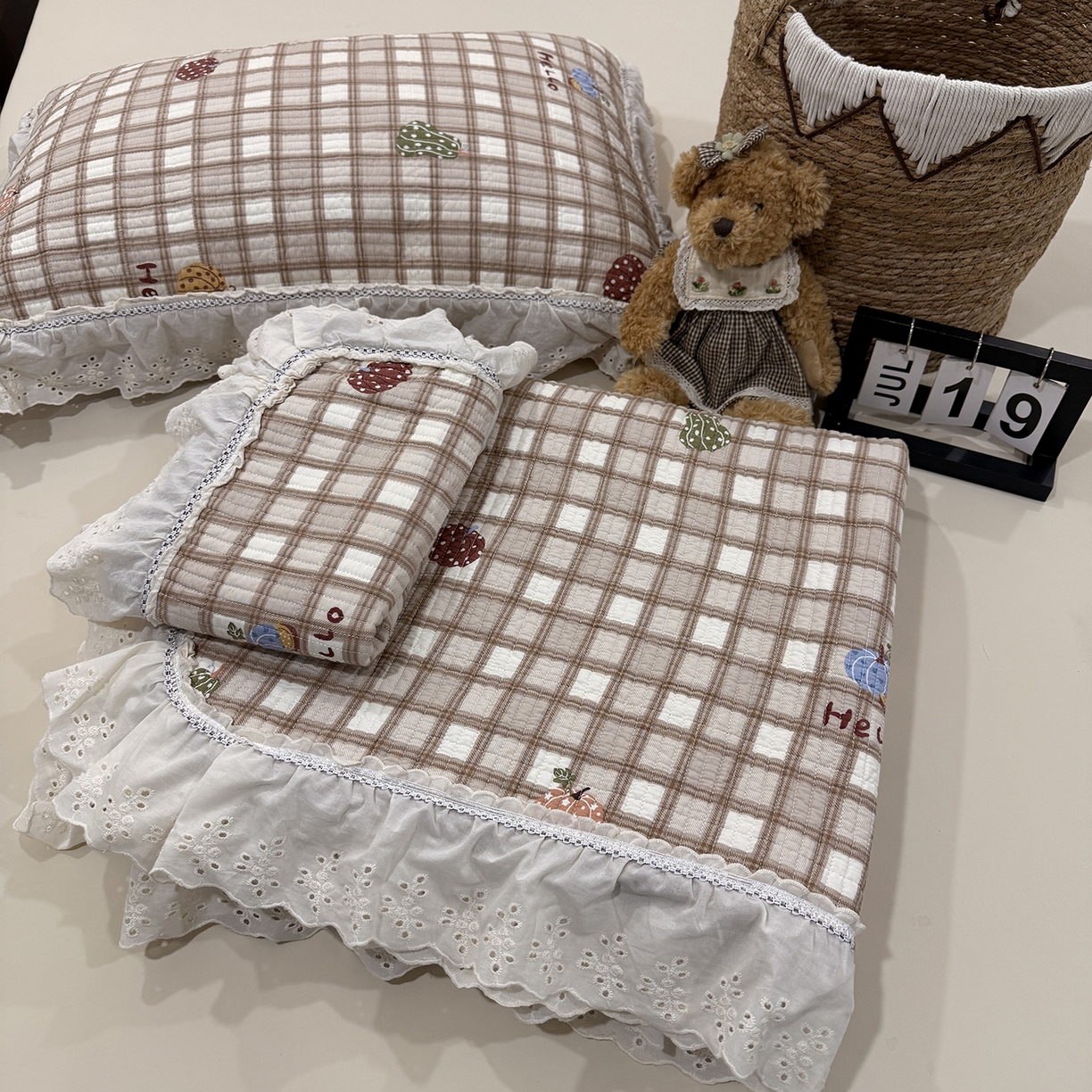 91家纺网 家纺一手货源 找家纺 （总）欣宜家纺 2026新款法式双面全棉填充棉花加厚花边床盖三件套