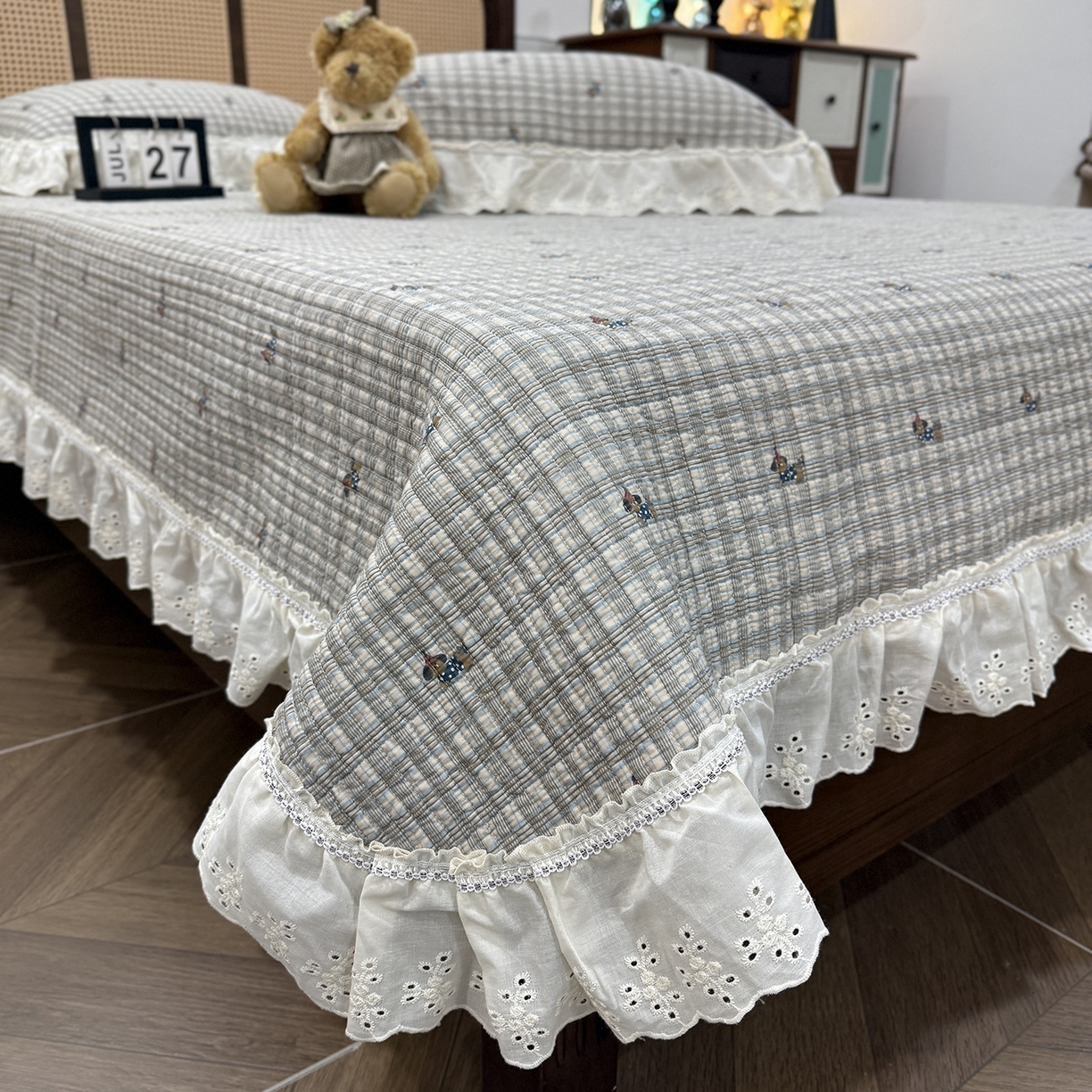 91家纺网 家纺一手货源 找家纺 欣宜家纺 2026新款法式双面全棉填充棉花加厚花边床盖三件套 阿柴小镇