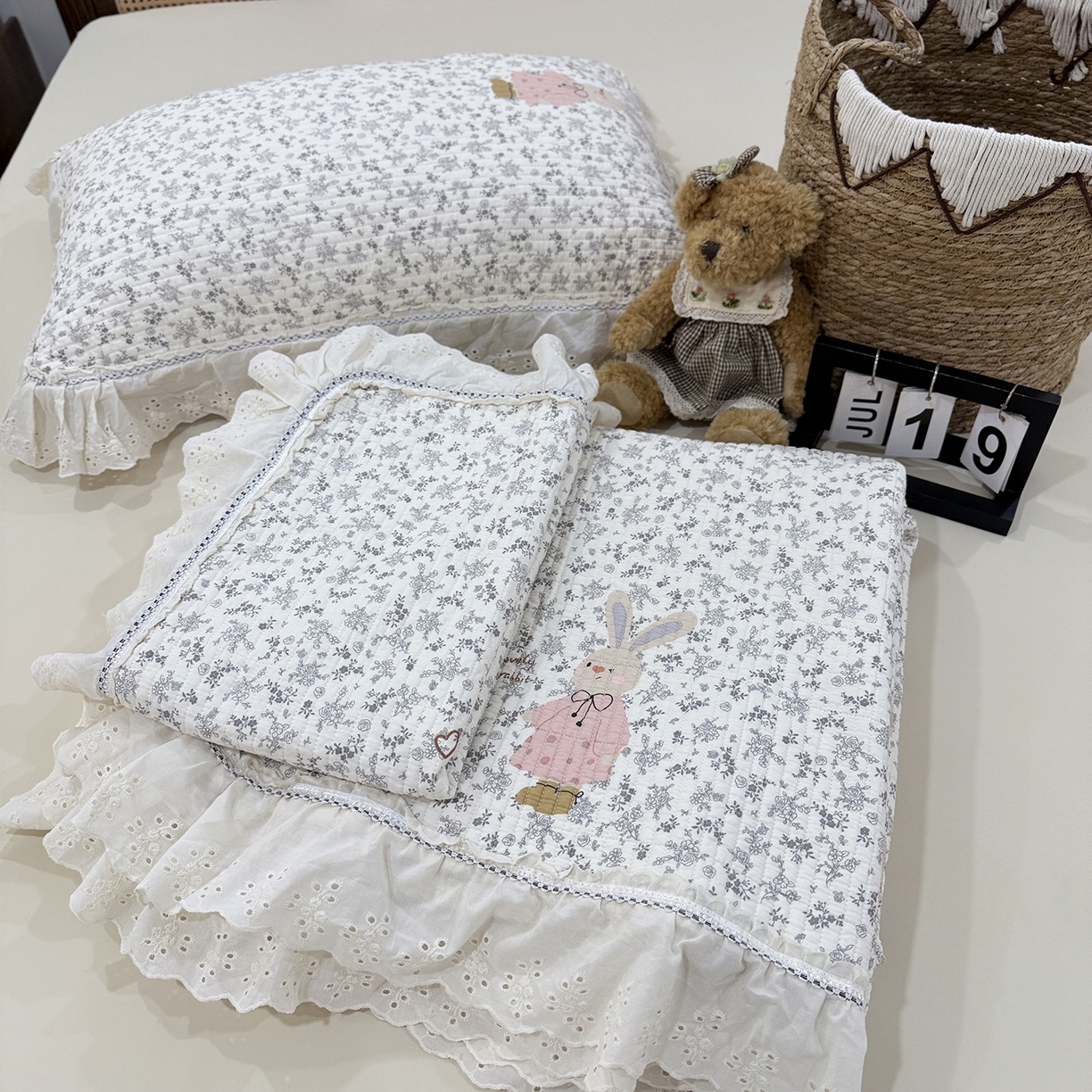 欣宜家纺 2026新款法式双面全棉填充棉花加厚花边床盖三件套 哆米兔
