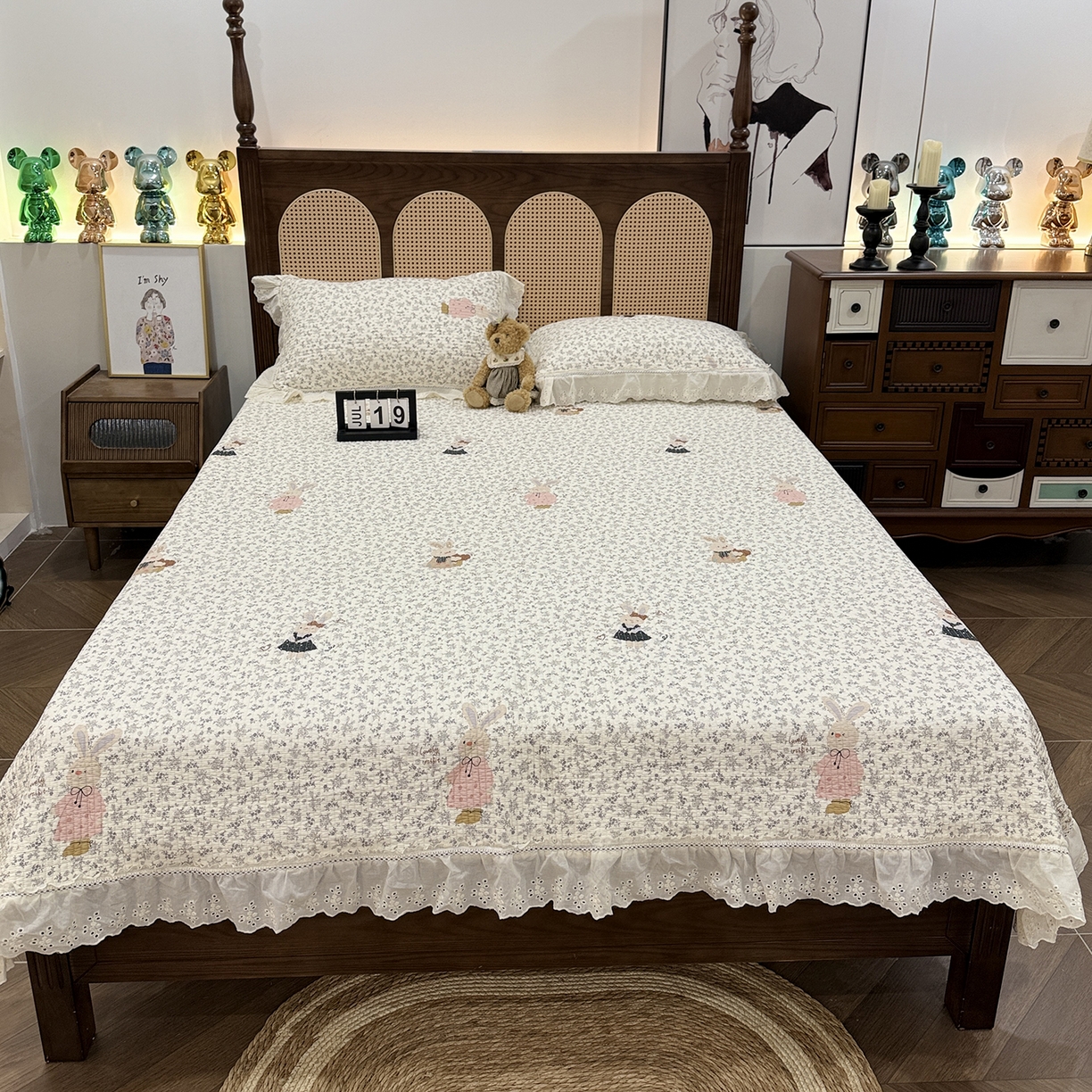 91家纺网 家纺一手货源 找家纺 欣宜家纺 2026新款法式双面全棉填充棉花加厚花边床盖三件套 哆米兔