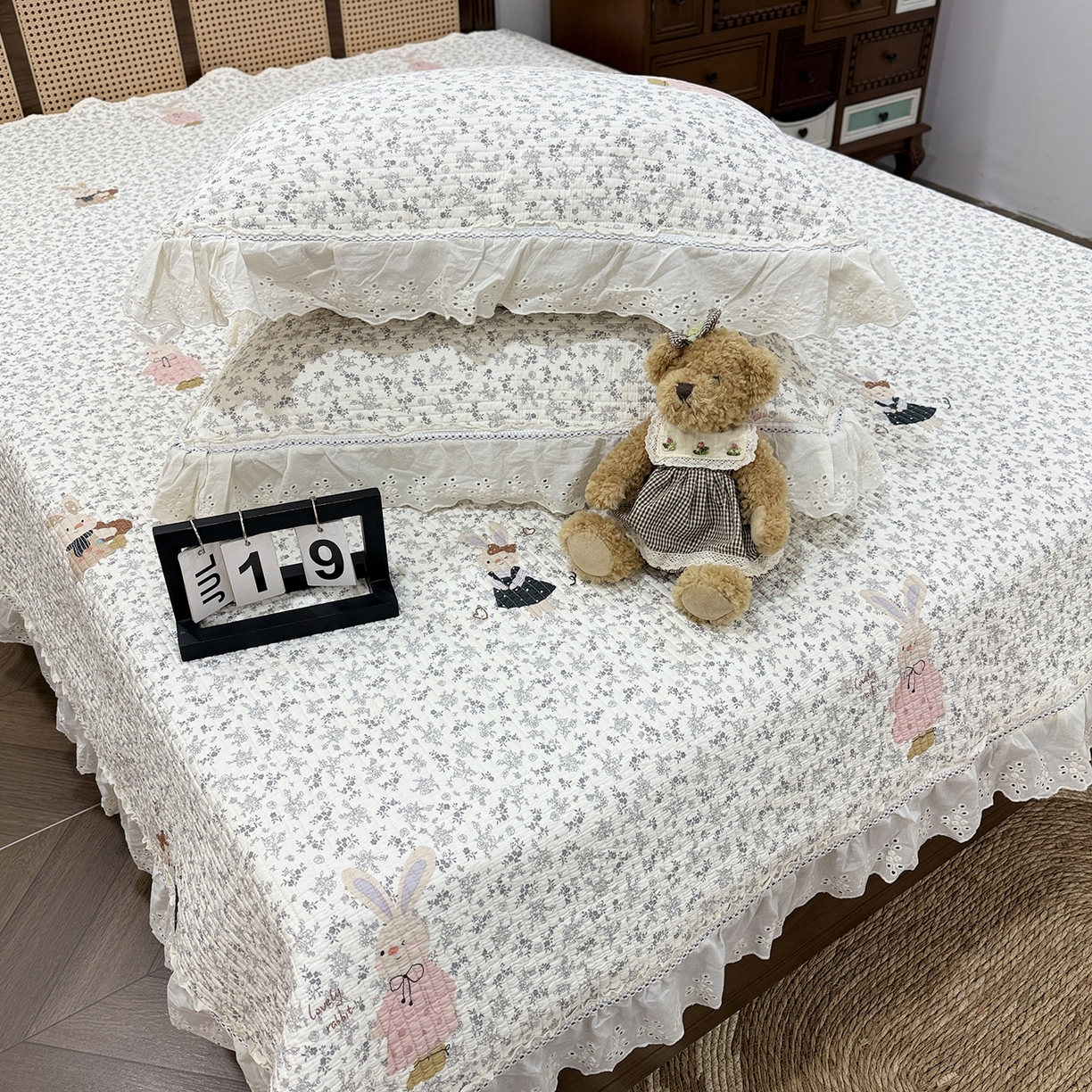 91家纺网 家纺一手货源 找家纺 欣宜家纺 2026新款法式双面全棉填充棉花加厚花边床盖三件套 哆米兔