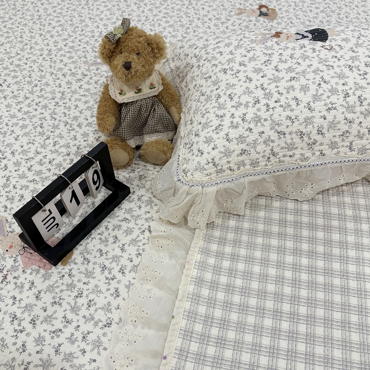 91家纺网 家纺一手货源 找家纺 欣宜家纺 2026新款法式双面全棉填充棉花加厚花边床盖三件套 哆米兔