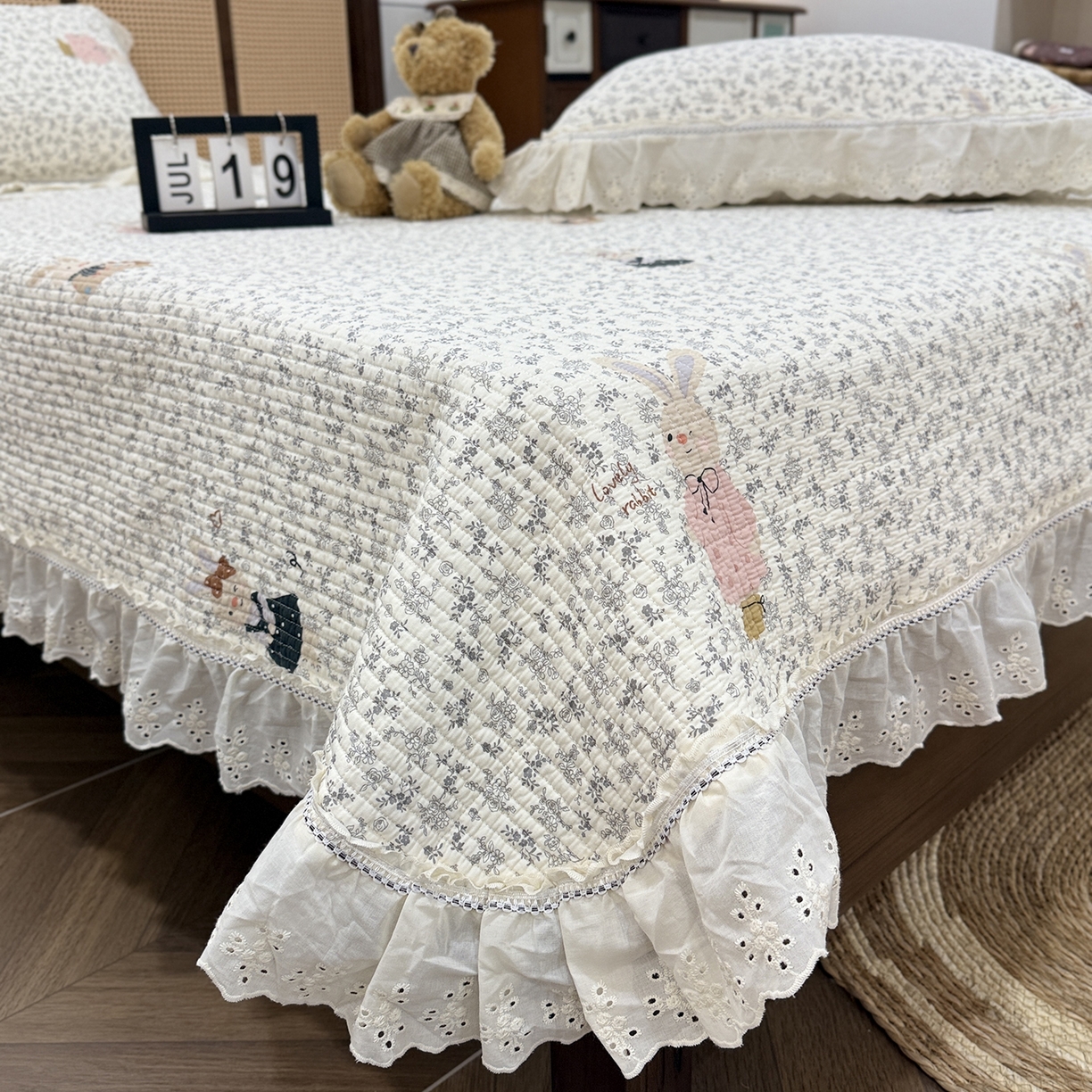 91家纺网 家纺一手货源 找家纺 欣宜家纺 2026新款法式双面全棉填充棉花加厚花边床盖三件套 哆米兔