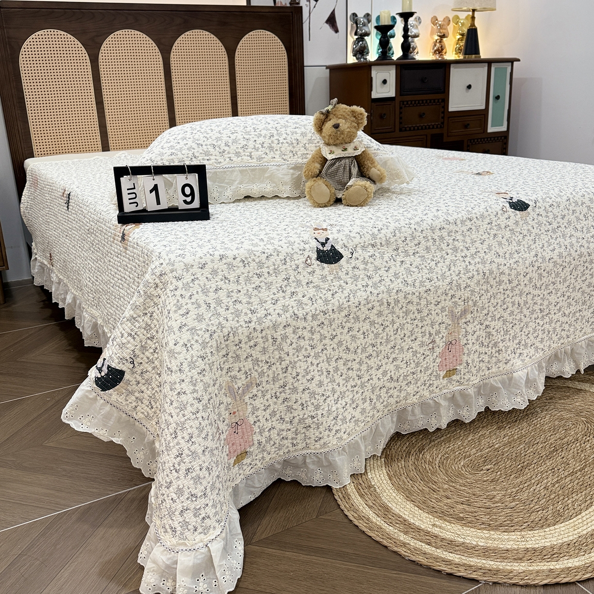 91家纺网 家纺一手货源 找家纺 欣宜家纺 2026新款法式双面全棉填充棉花加厚花边床盖三件套 哆米兔