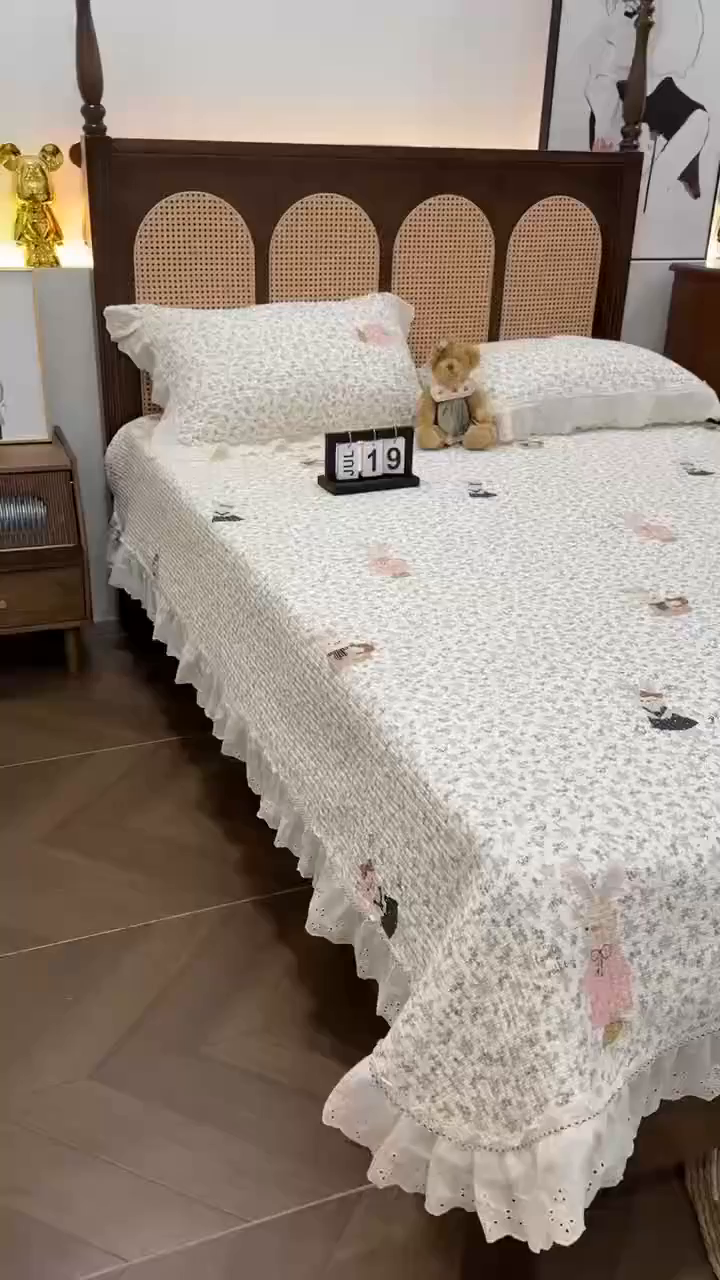 91家纺网 家纺一手货源 找家纺 欣宜家纺 2026新款法式双面全棉填充棉花加厚花边床盖三件套 哆米兔