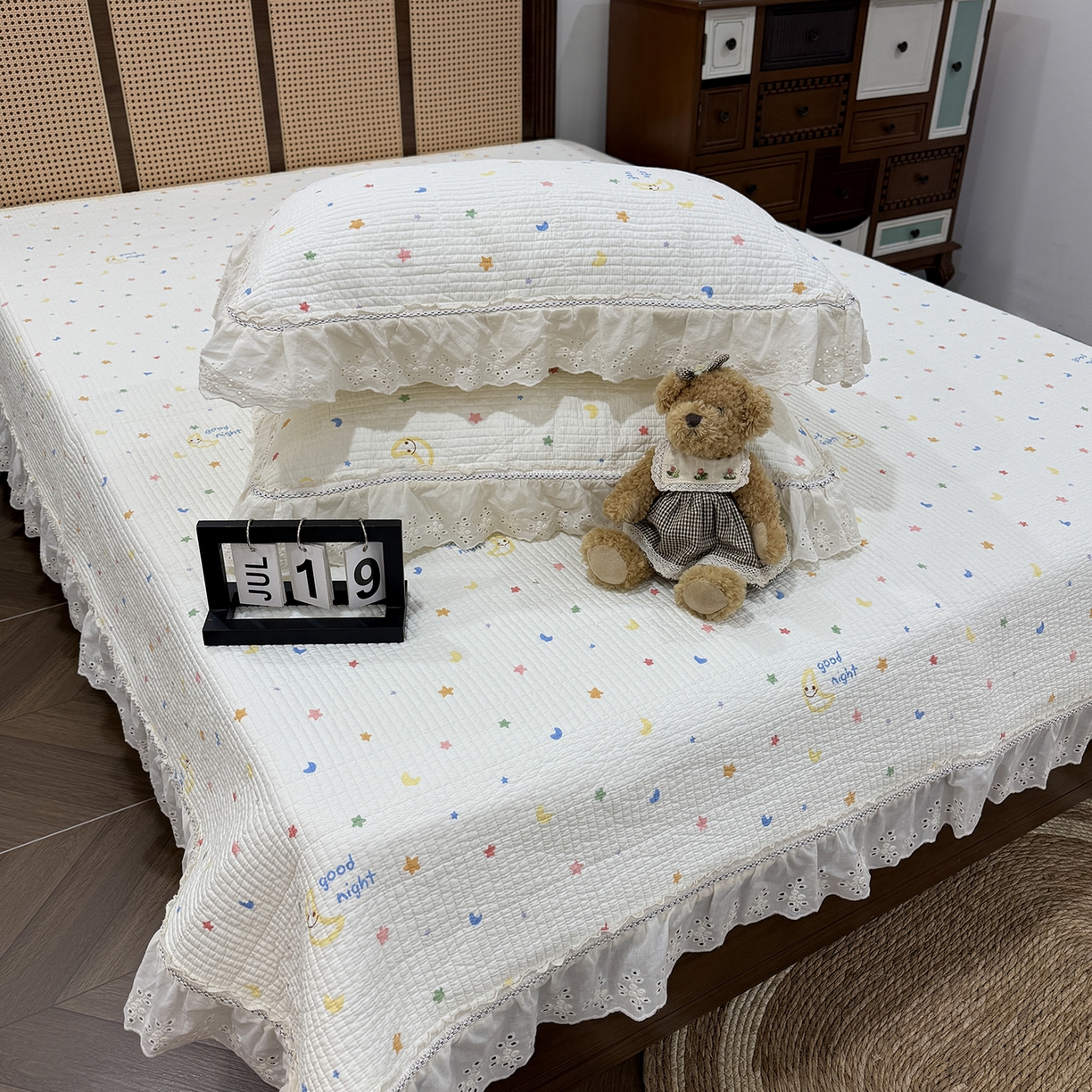 91家纺网 家纺一手货源 找家纺 欣宜家纺 2026新款法式双面全棉填充棉花加厚花边床盖三件套 繁星